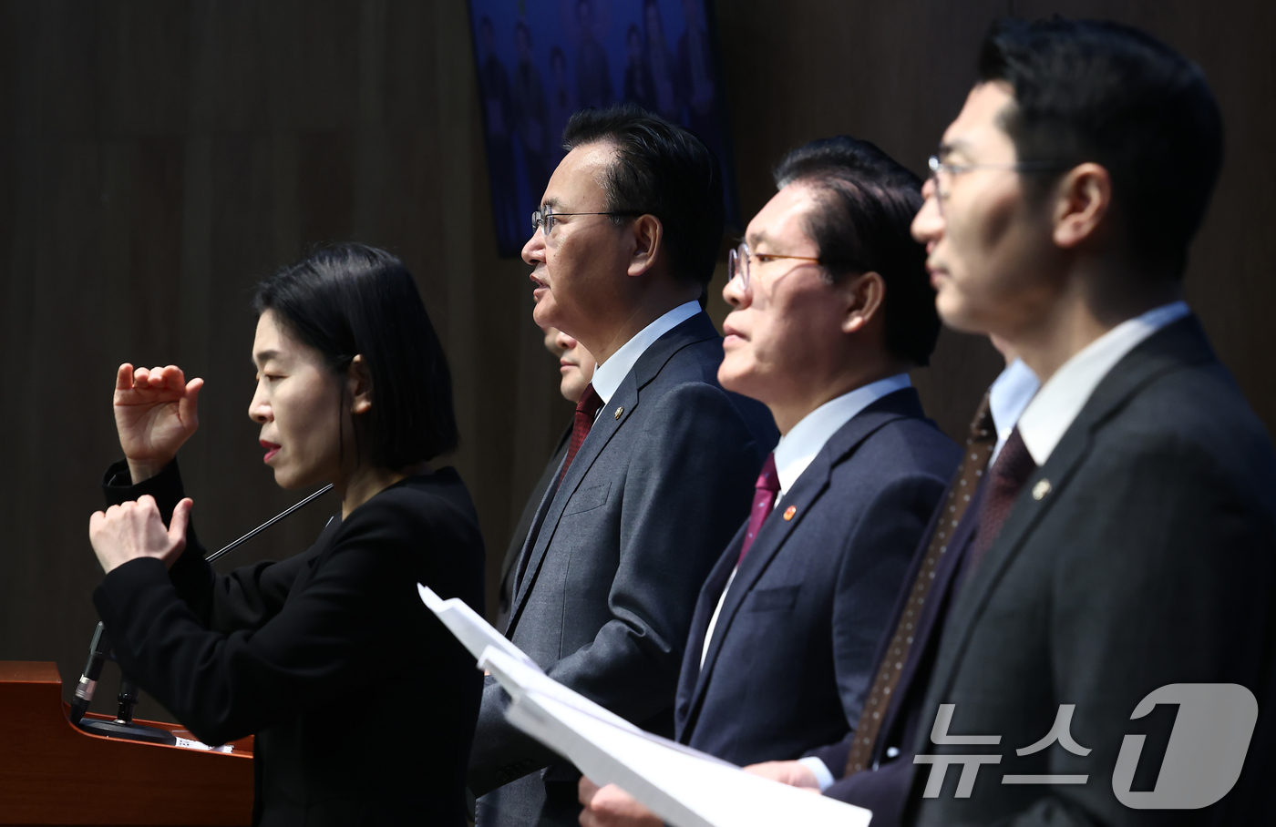 (서울=뉴스1) 김민지 기자 = 국회 법제사법위원회 소속 국민의힘 유상범 간사를 비롯한 의원들이 24일 오전 서울 여의도 국회 소통관에서 공수처의 윤석열 대통령에 대한 불법 수사 …