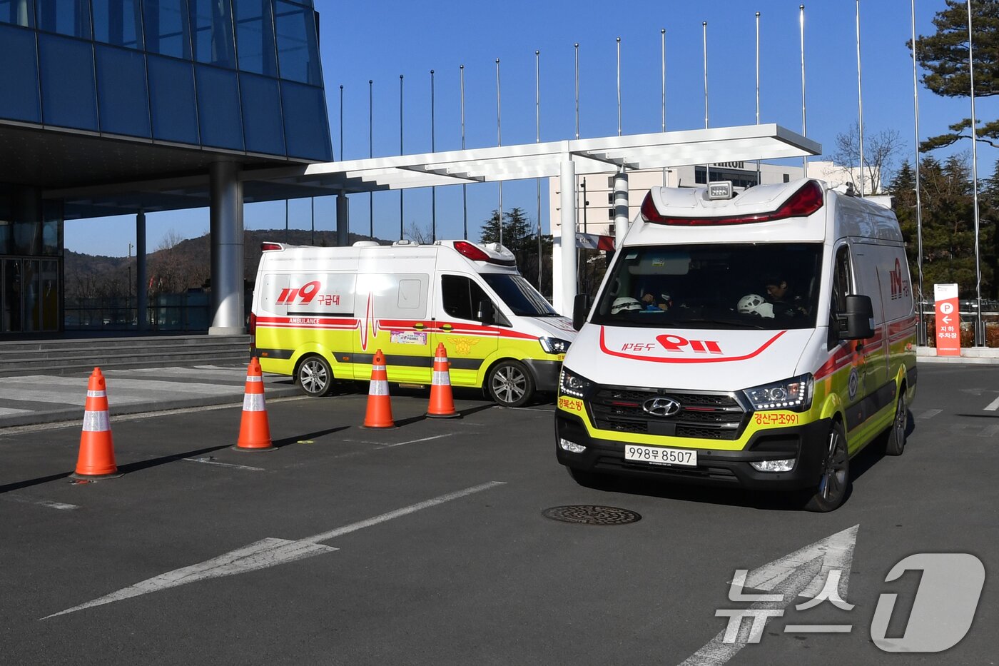 본문 이미지 - APEC 2025 KOREA (SOM1) 고위관리회의 첫 날인 24일 오전 경북 경주시 보문단지 내 경주컨벤션센터(HICO) 인근에 119구급대원들이 배치돼 있다. 2025.2.24/뉴스1 ⓒ News1 최창호 기자