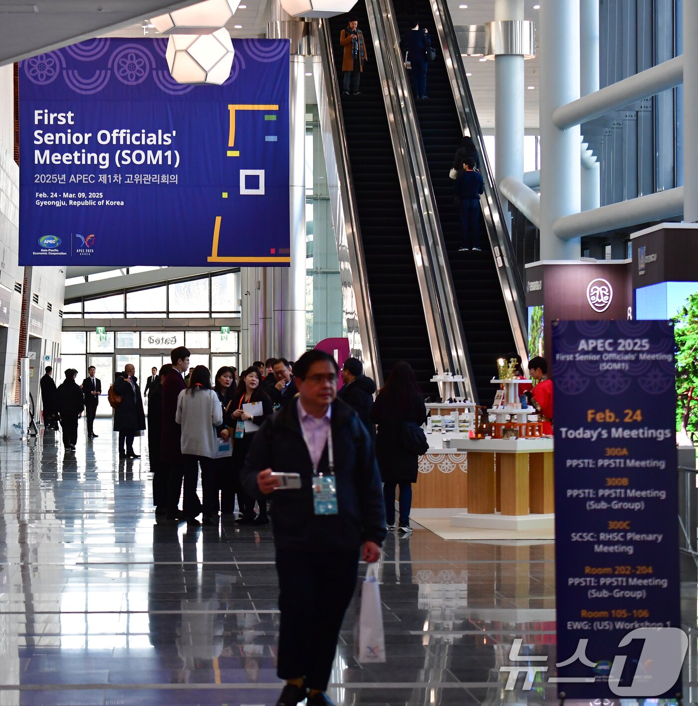 본문 이미지 - APEC 2025 KOREA (SOM1) 고위관리회의 첫 날인 24일 오전 경북 경주시 보문단지 내 경주컨벤션센터(HICO)에서 각국 대표단이 등록을 하고 있다. 이번 회의는 24일부터 다음 달 9일까지 HICO에서 APEC 21개 회원국 대표단 등 2000여명이 28개 회의체를 구성해 총 100여 차례의 회의를 개최한다. 2025.2.24/뉴스1 ⓒ News1 최창호 기자