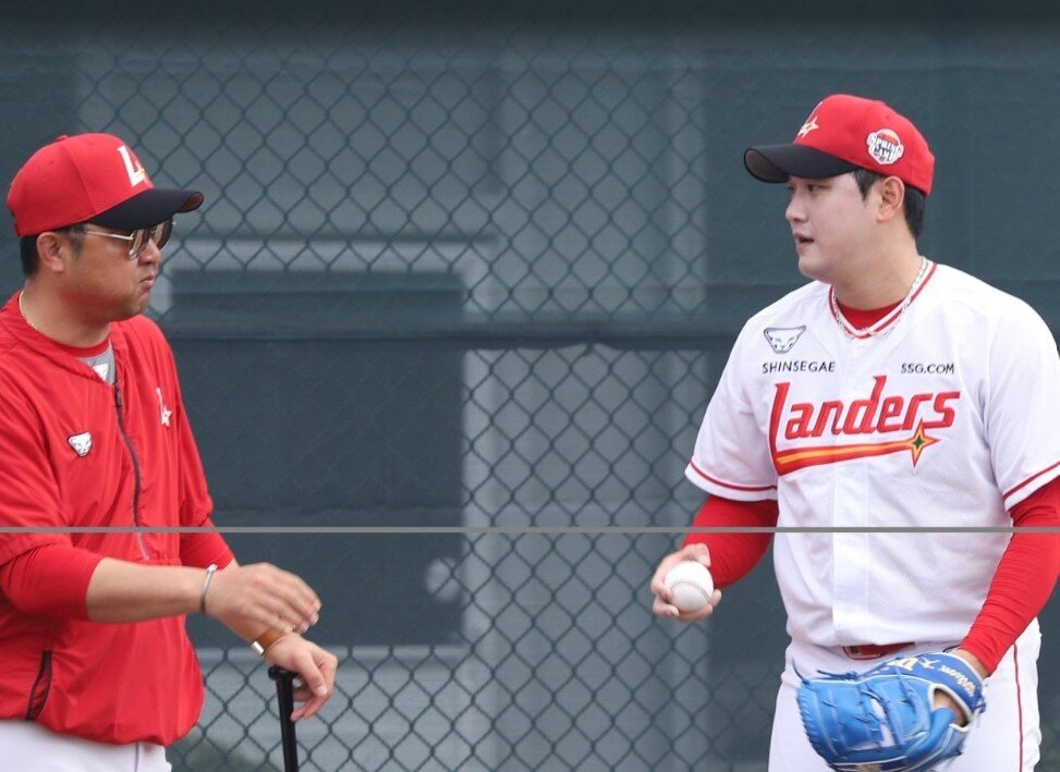 본문 이미지 - 경헌호 투수코치와 대화 중인 서진용(오른쪽). (SSG 랜더스 제공) 