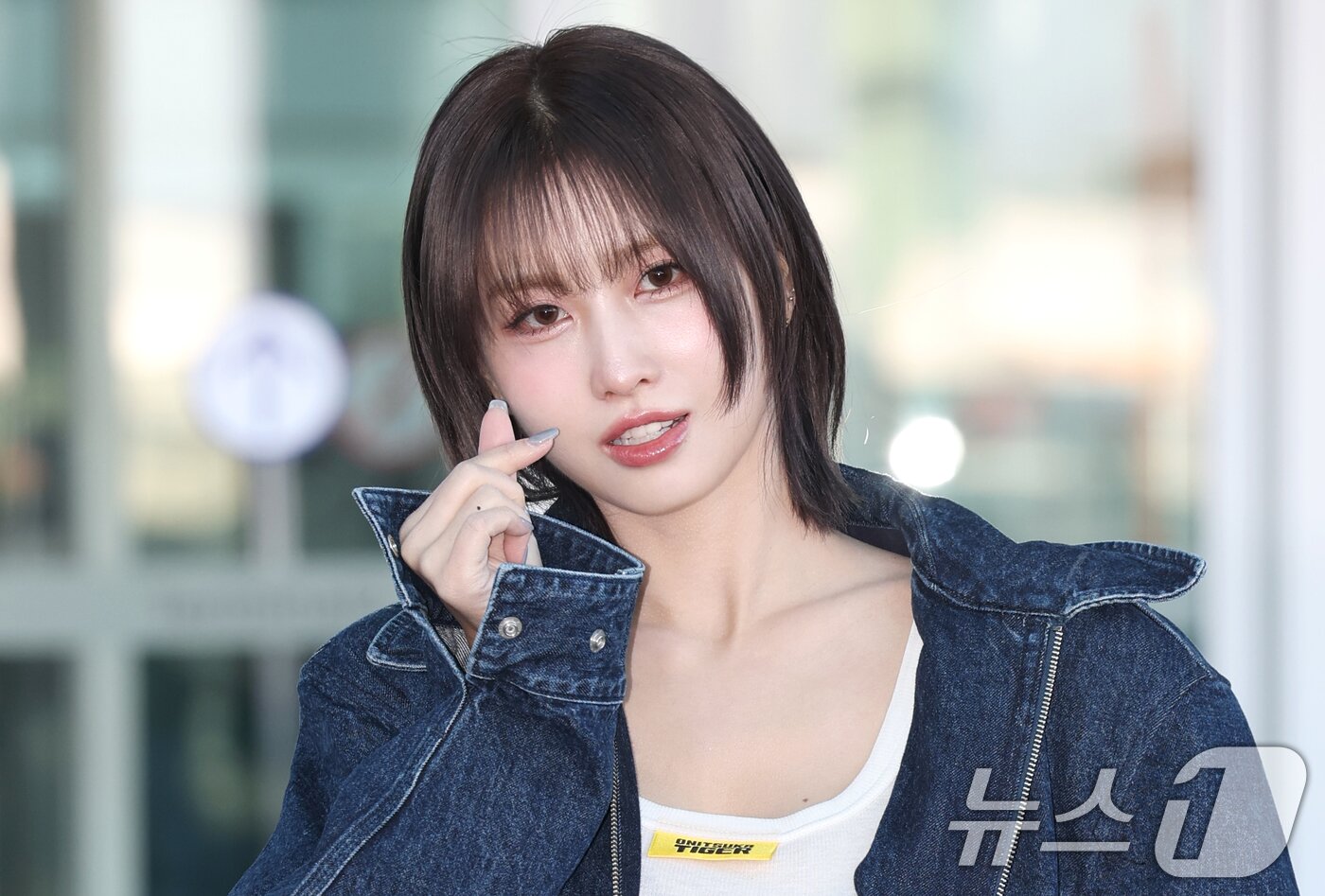 본문 이미지 - 트와이스 모모가 해외 패션위크 일정을 위해 인천국제공항을 통해 출국하고 있다. 2025.2.24/뉴스1 ⓒ News1 권현진 기자