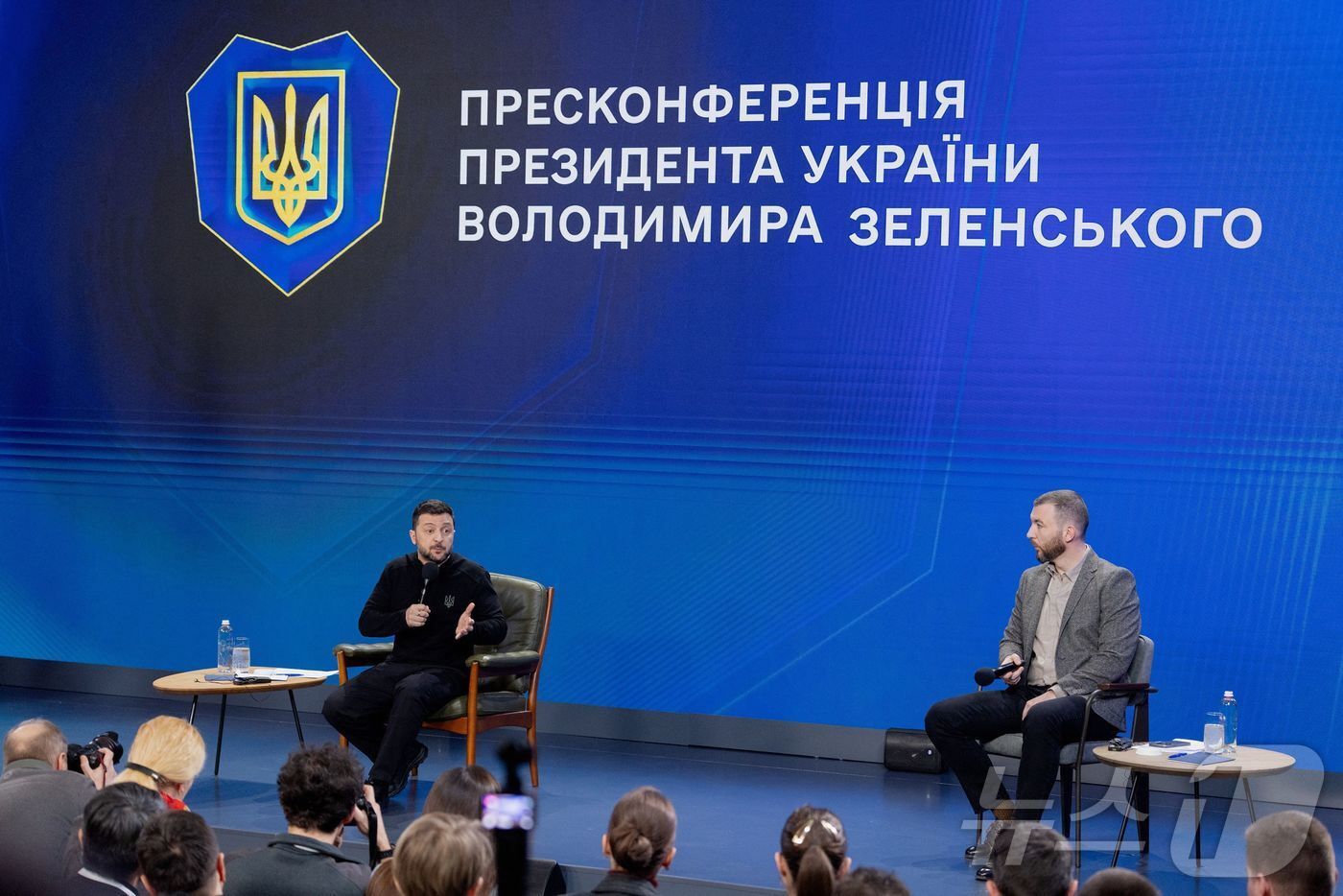 본문 이미지 - 볼로디미르 젤렌스키 우크라이나 대통령이 23일(현지시간) 우크라이카 키이우에서 우크라이나 전쟁 3년을 맞아 기자회견을 하고 있다.ⓒ AFP=뉴스1