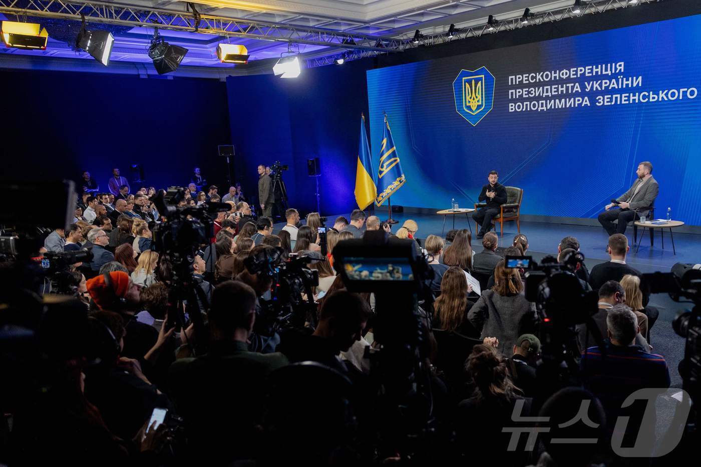 본문 이미지 - 볼로디미르 젤렌스키 우크라이나 대통령이 23일(현지시간) 우크라이카 키이우에서 우크라이나 전쟁 3년을 맞아 기자회견을 하고 있다. ⓒ AFP=뉴스1