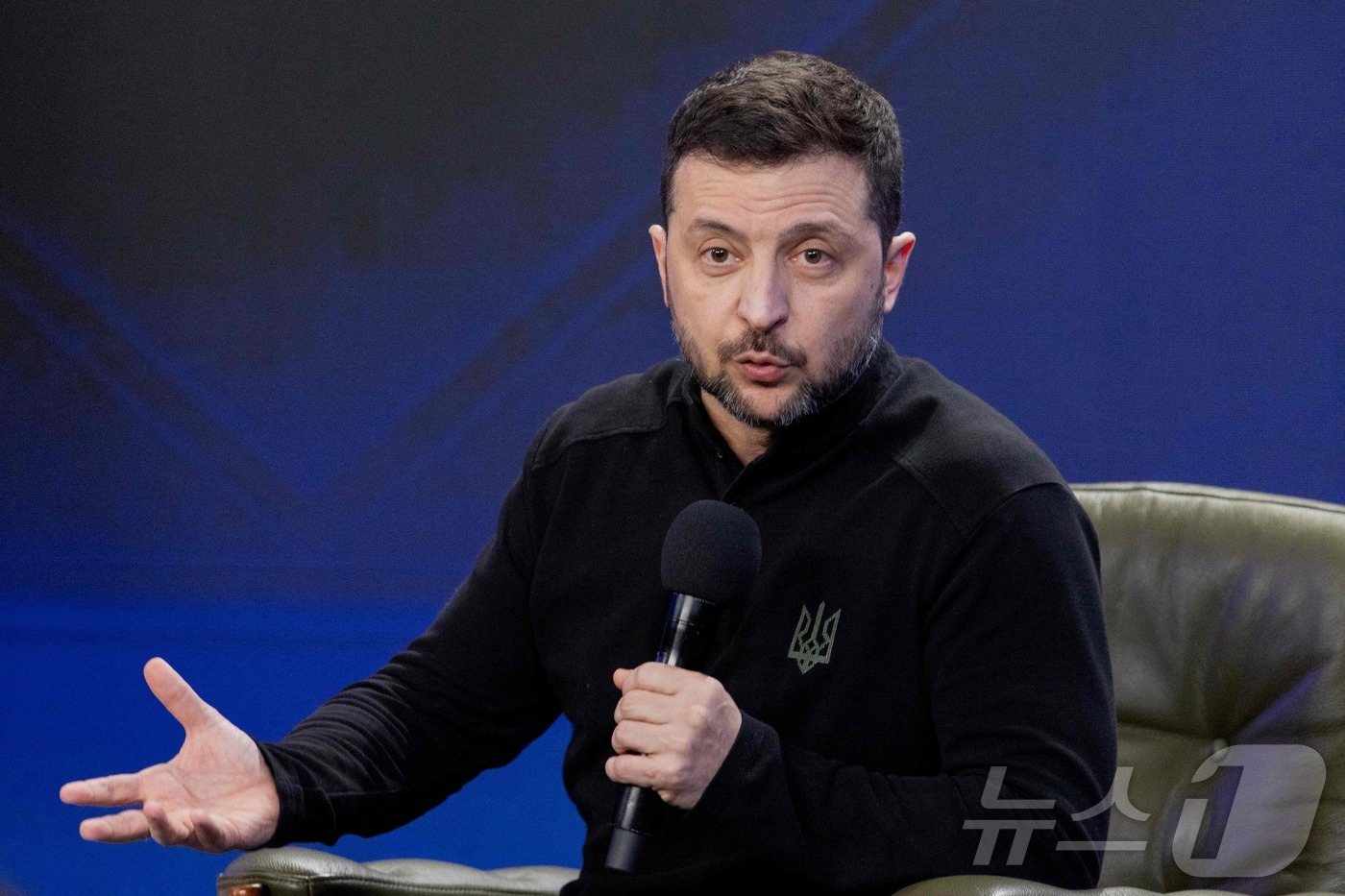 (키이우 AFP=뉴스1) 우동명 기자 = 볼로디미르 젤렌스키 우크라이나 대통령이 23일(현지시간) 키이우에서 열린 '우크라이나, 2025' 포럼 중 기자회견을 갖고 “우크라이나가 …