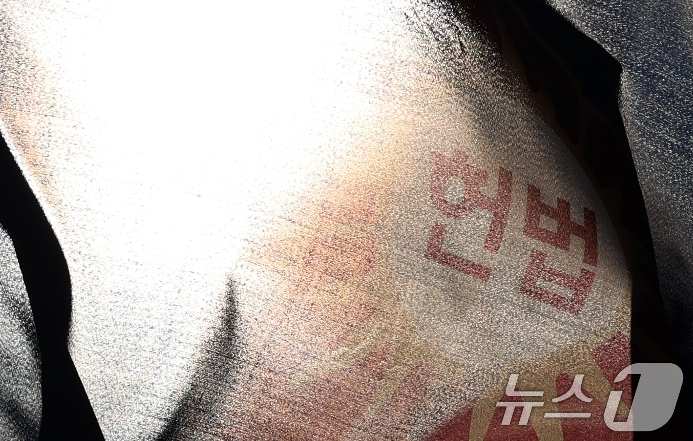 본문 이미지 - 윤석열 대통령의 탄핵심판 변론 종결이 하루 앞으로 다가왔다. 헌법재판소는 오는 25일 오후 2시부터 시작되는 윤 대통령 탄핵심판 11차 변론에서 양측의 종합 변론과 당사자의 최종 의견 진술을 듣는다. 사진은 24일 헌법재판소 모습. 2025.2.24/뉴스1 ⓒ News1 김명섭 기자