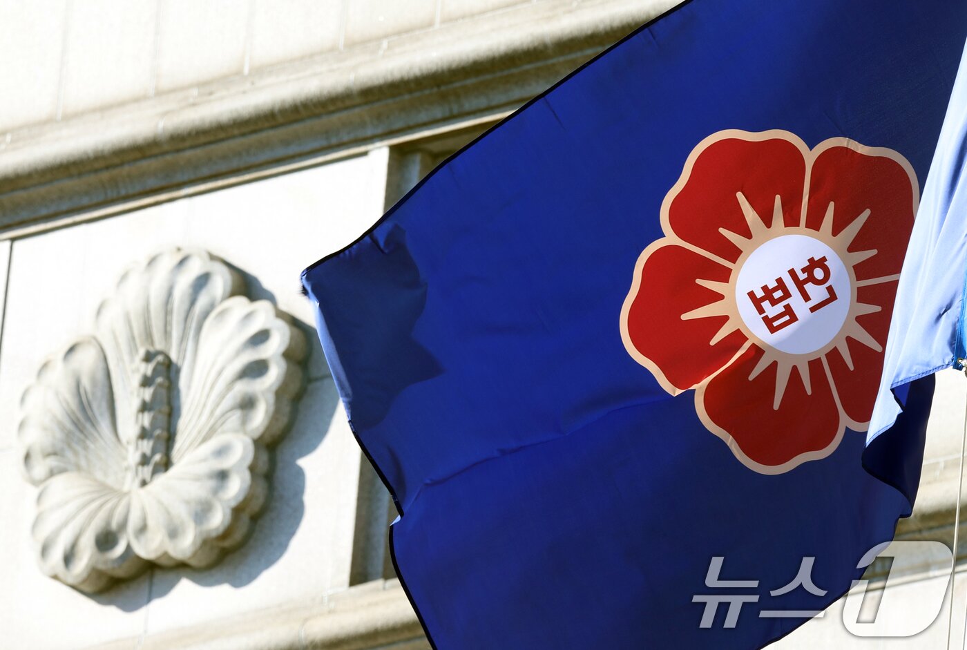 본문 이미지 - 윤석열 대통령의 탄핵심판 변론 종결이 하루 앞으로 다가왔다. 헌법재판소는 오는 25일 오후 2시부터 시작되는 윤 대통령 탄핵심판 11차 변론에서 양측의 종합 변론과 당사자의 최종 의견 진술을 듣는다. 사진은 24일 헌법재판소 모습. 2025.2.24/뉴스1 ⓒ News1 김명섭 기자