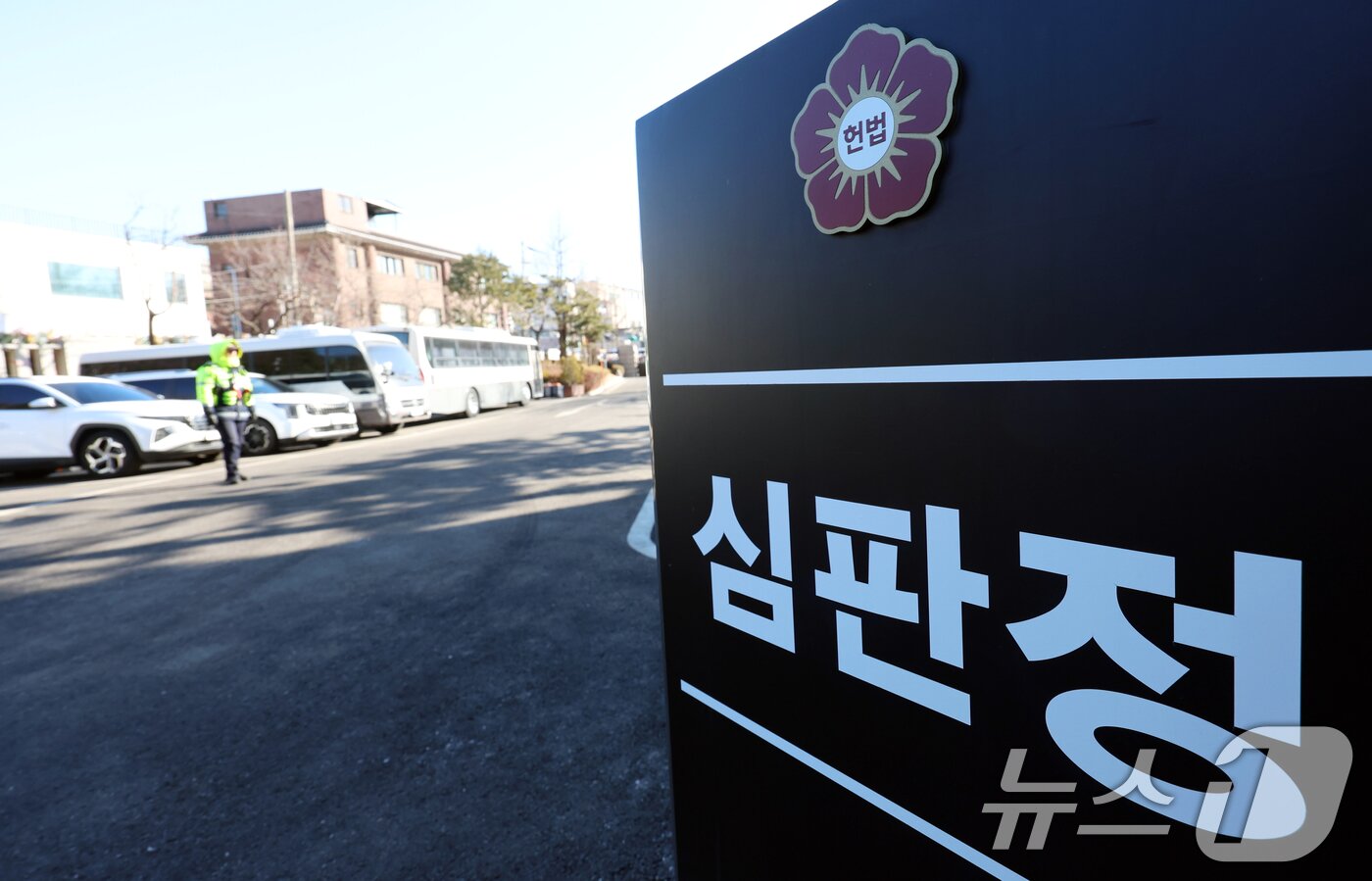 본문 이미지 - 윤석열 대통령의 탄핵심판 변론 종결이 하루 앞으로 다가왔다. 헌법재판소는 오는 25일 오후 2시부터 시작되는 윤 대통령 탄핵심판 11차 변론에서 양측의 종합 변론과 당사자의 최종 의견 진술을 듣는다. 사진은 24일 헌법재판소 모습. 2025.2.24/뉴스1 ⓒ News1 김명섭 기자