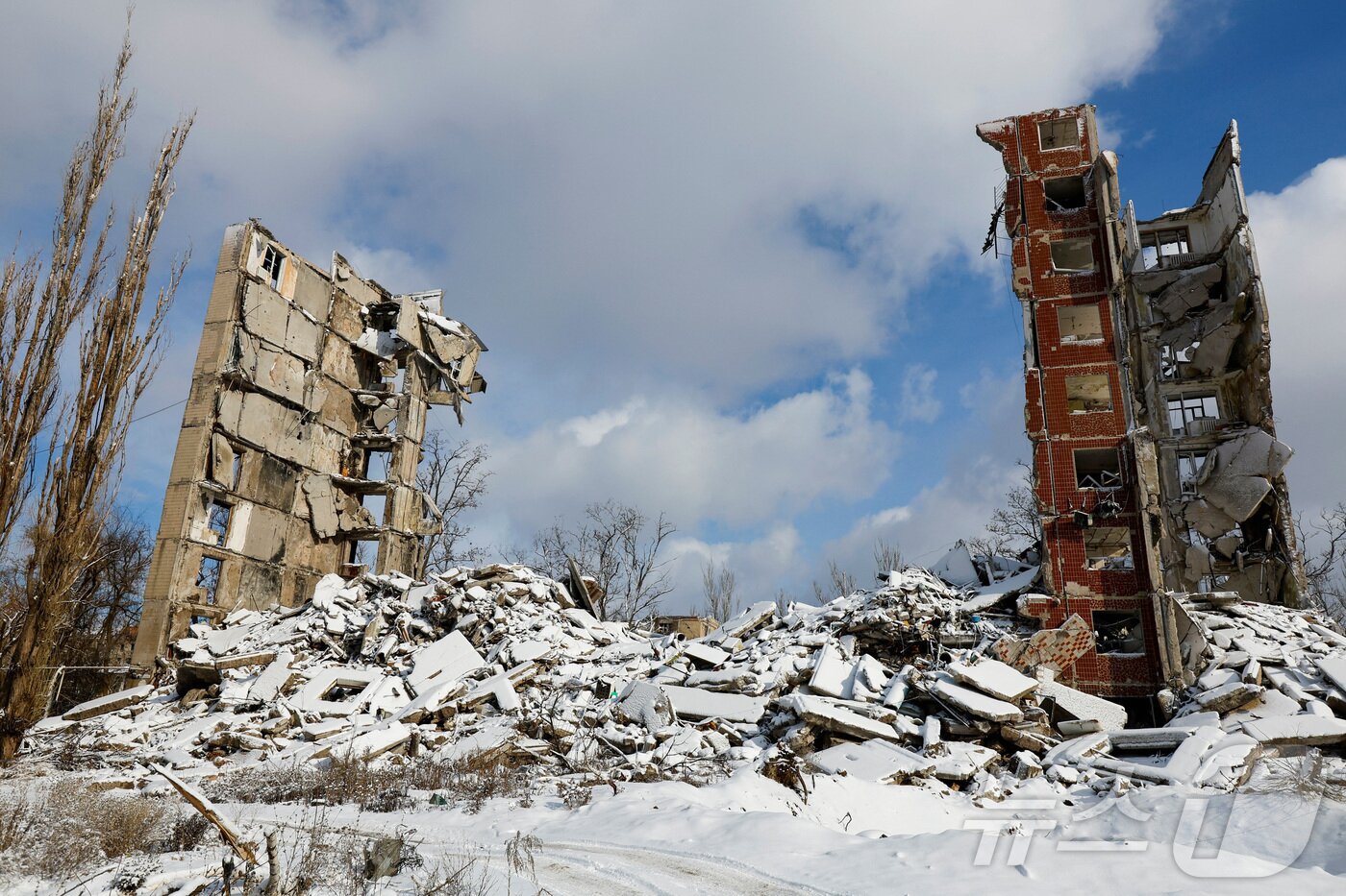 본문 이미지 - 16일(현지시간) 우크라이나 아브디이우카의 한 주거용 건물이 러시아-우크라이나 전쟁으로 파괴돼 있다.  ⓒ 로이터=뉴스1