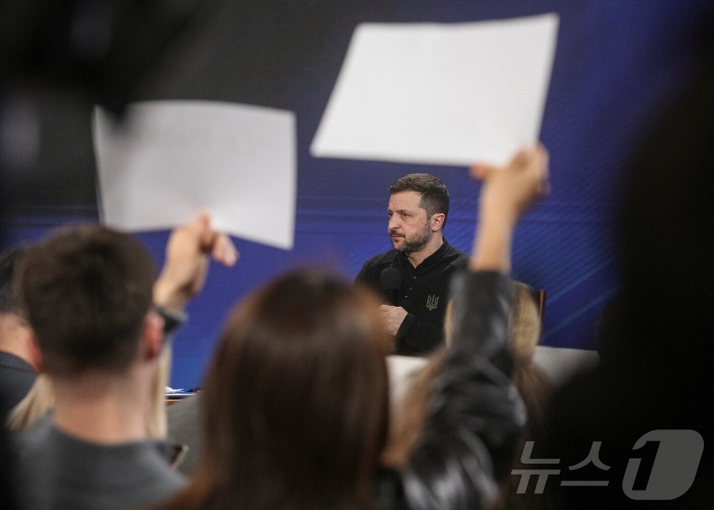 본문 이미지 - 볼로디미르 젤렌스키 우크라이나 대통령이 23일(현지시간) 우크라이카 키이우에서 우크라이나 전쟁 3년을 맞아 기자회견을 하고 있다. ⓒ 로이터=뉴스1