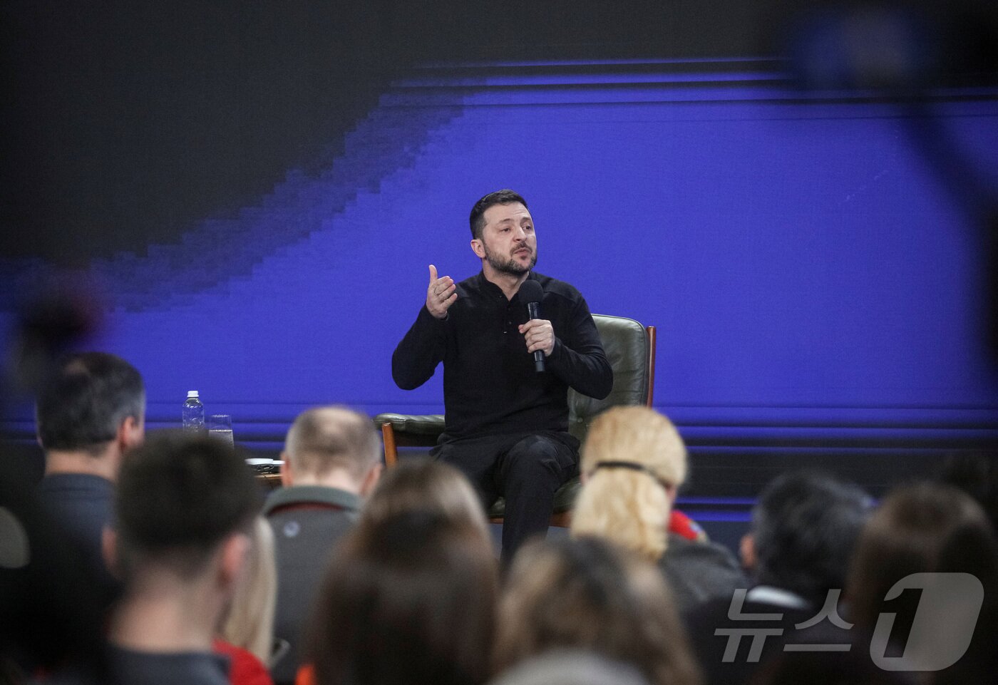 본문 이미지 - 볼로디미르 젤렌스키 우크라이나 대통령이 23일(현지시간) 우크라이카 키이우에서 우크라이나 전쟁 3년을 맞아 기자회견을 하고 있다. ⓒ 로이터=뉴스1