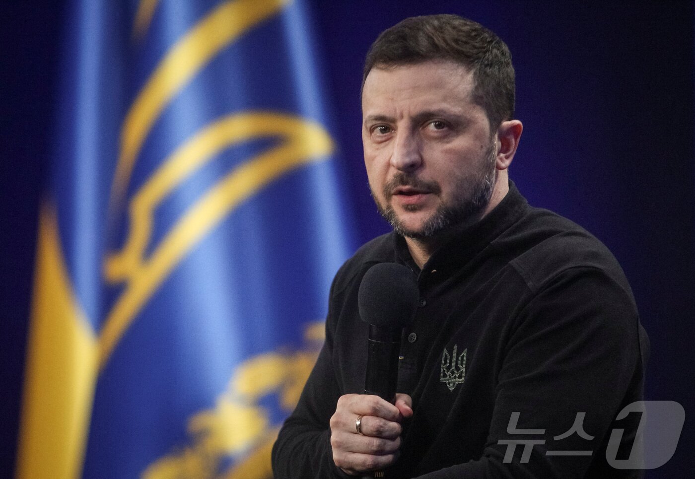 본문 이미지 - 볼로디미르 젤렌스키 우크라이나 대통령이 23일(현지시간) 우크라이카 키이우에서 우크라이나 전쟁 3년을 맞아 기자회견을 하고 있다. ⓒ 로이터=뉴스1