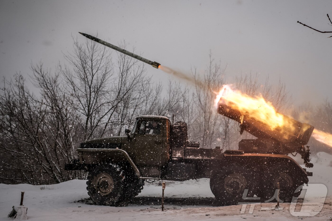 본문 이미지 -  15일(현지시간) 우크라이나 도네츠크 지역 차시브 야르 마을 인근에서 국왕 다닐로의 24기계화여단이 러시아군을 향해 BM-21 Grad 다중 발사 로켓 시스템을 발사하고 있다. ⓒ 로이터=뉴스1