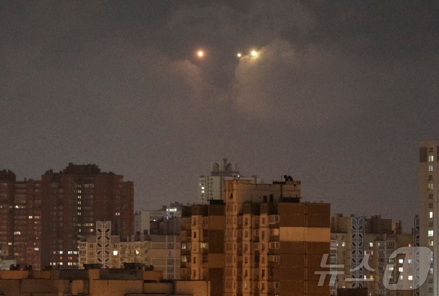 본문 이미지 - 19일(현지시간) 우크라이나 키이우에서 러시아의 드론 공격으로 인해 폭발이 관측되고 있다.  ⓒ 로이터=뉴스1