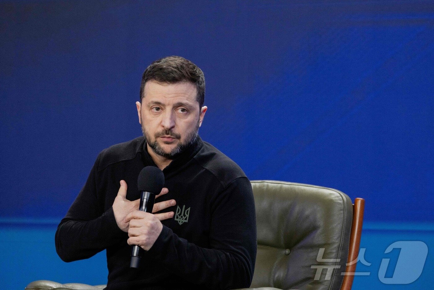 본문 이미지 - 볼로디미르 젤렌스키 우크라이나 대통령이 23일(현지시간) 우크라이카 키이우에서 우크라이나 전쟁 3년을 맞아 기자회견을 하고 있다. ⓒ AFP=뉴스1