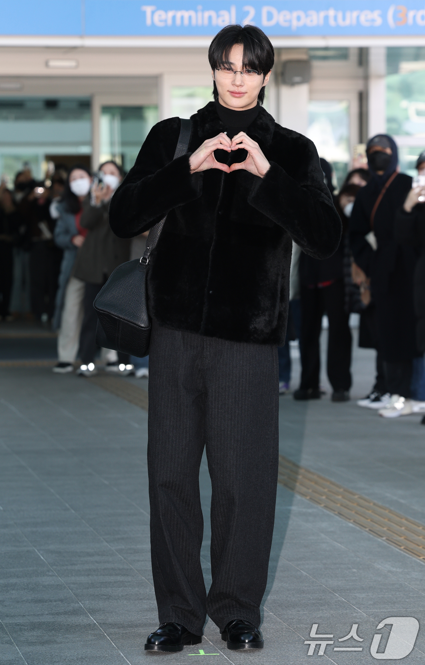 (인천공항=뉴스1) 권현진 기자 = 배우 변우석이 해외 패션위크 일정을 위해 24일 오전 인천국제공항을 통해 출국하기 전 인사를 하고 있다. 2025.2.24/뉴스1