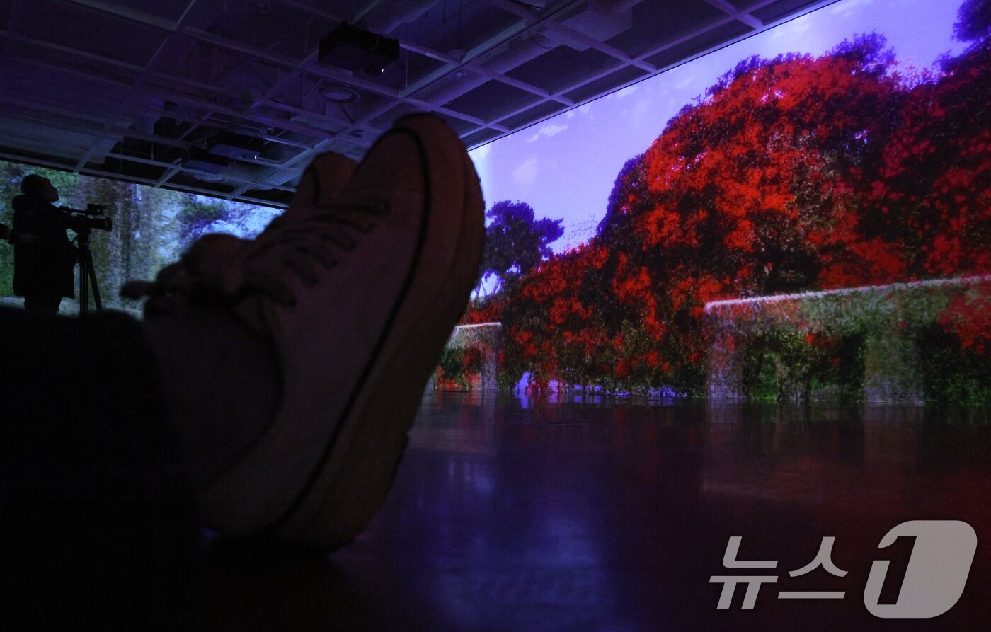 본문 이미지 - 24일 서울 종로구 세종문화회관 미술관에서 열린 미음완보 전통정원을 거닐다 전시회 언론공개회에서 참석자들이 미디어 콘텐츠를 관람하고 있다. 2025.2.24/뉴스1 ⓒ News1 신웅수 기자