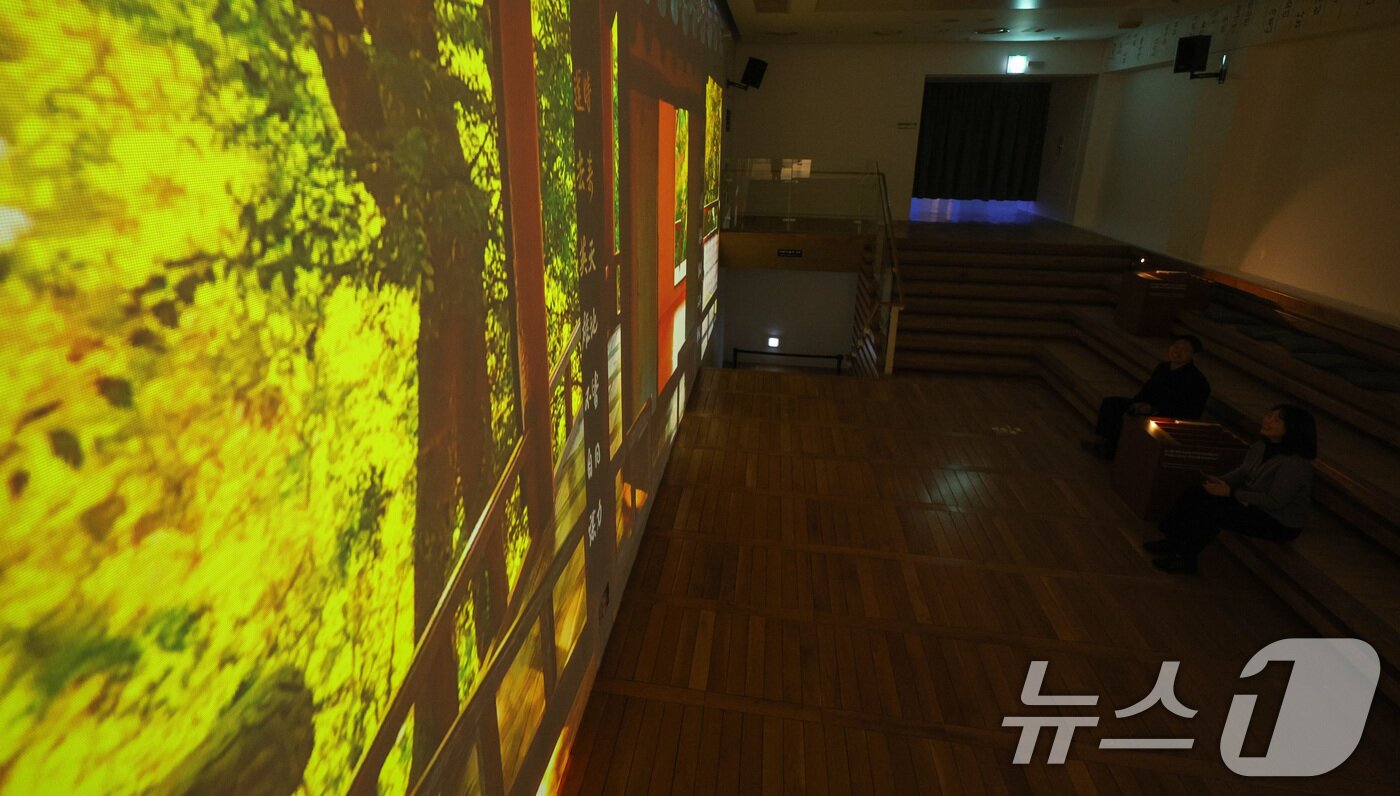 본문 이미지 - 24일 서울 종로구 세종문화회관 미술관에서 열린 미음완보 전통정원을 거닐다 전시회 언론공개회에서 참석자들이 미디어 콘텐츠를 관람하고 있다. 2025.2.24/뉴스1 ⓒ News1 신웅수 기자