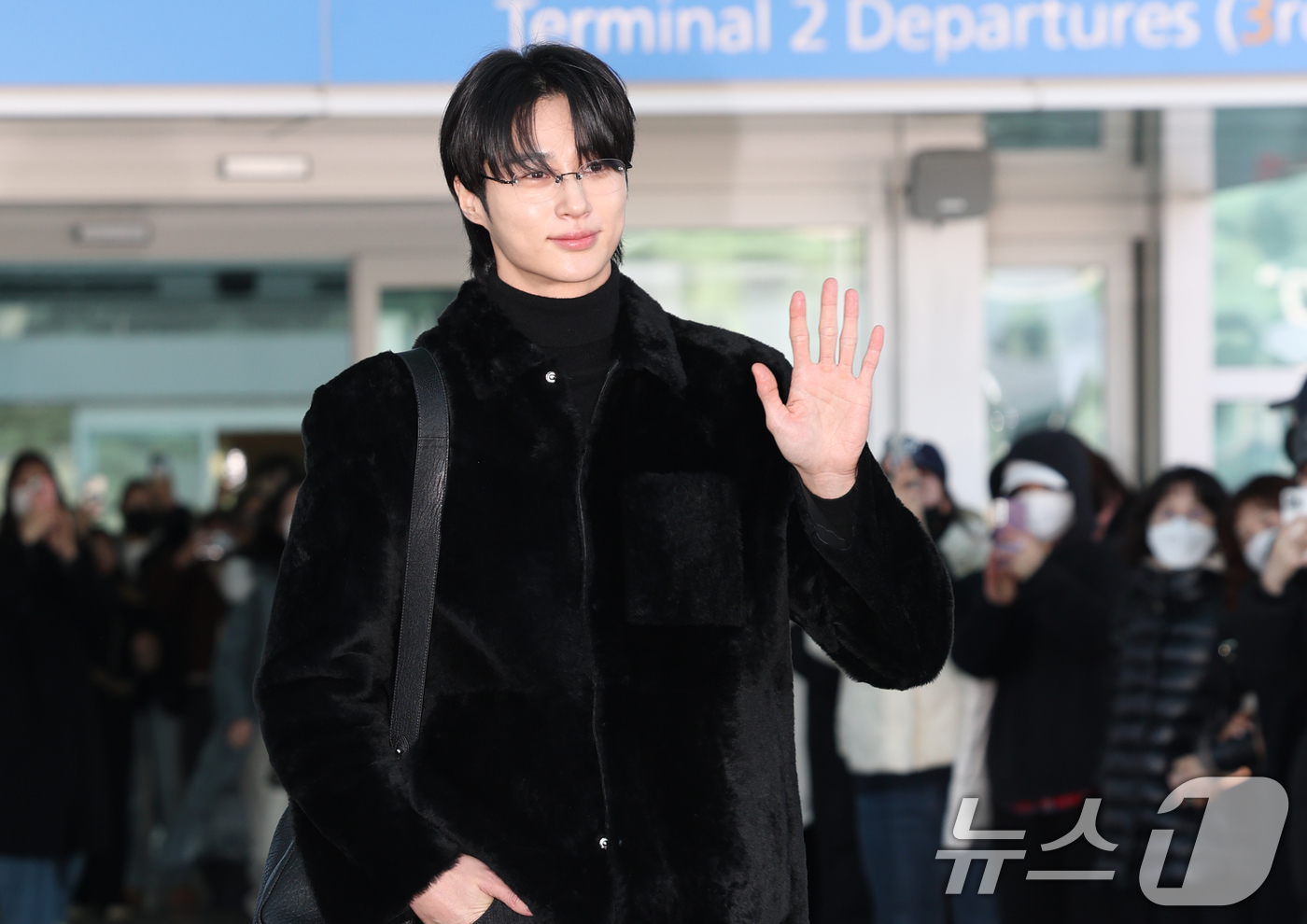 (인천공항=뉴스1) 권현진 기자 = 배우 변우석이 해외 패션위크 일정을 위해 24일 오전 인천국제공항을 통해 출국하기 전 인사를 하고 있다. 2025.2.24/뉴스1