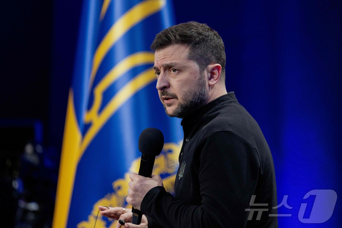 (키이우 AFP=뉴스1) 우동명 기자 = 볼로디미르 젤렌스키 우크라이나 대통령이 23일(현지시간) 키이우에서 열린 '우크라이나, 2025' 포럼 중 기자회견을 갖고 “우크라이나에 …