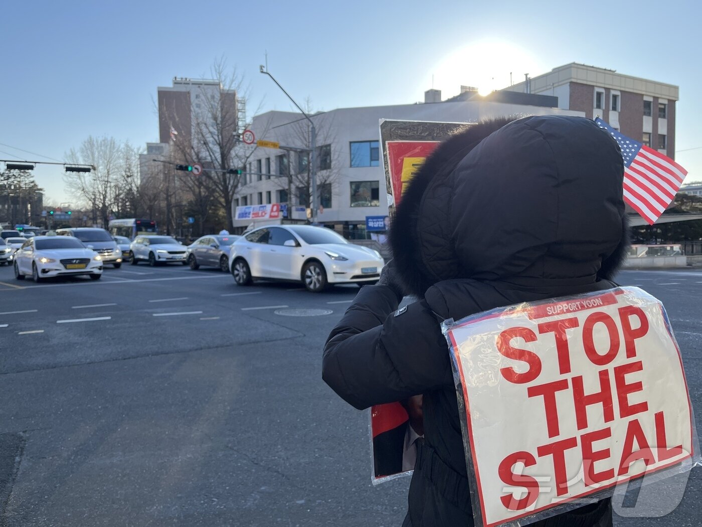 본문 이미지 - 25일 오전 서울 종로구 안국역 사거리 앞에서 윤석열 대통령 지지자가 출근길 1인 피켓 시위를 하고 있다. 2025.2.24/뉴스1 ⓒ News1 김종훈 기자