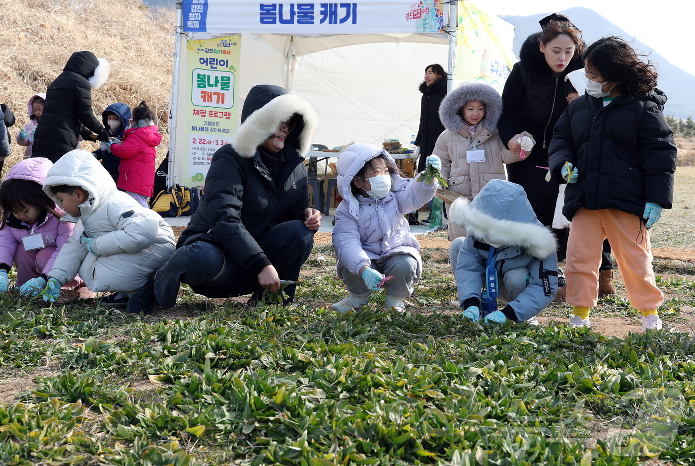 (강진=뉴스1) 박영래 기자 = 제53회 강진청자축제가 전남 강진군 대구면 청자촌 일원에서 열리고 있는 가운데 24일 다소 쌀쌀한 날씨에도 불구하고 축제장을 찾은 어린이들이 고사리 …