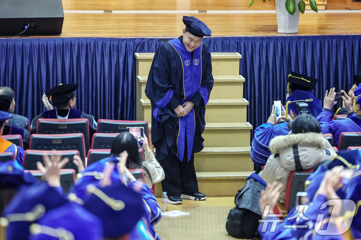 본문 이미지 - 가수 싸이(박재상)가 24일 서울 서대문구 연세대학교 대강당에서 열린 학위수여식에서 명예졸업증서를 받기 위해 단상으로 향하며 참석자들에게 인사하고 있다. 2025.2.24/뉴스1 ⓒ News1 민경석 기자