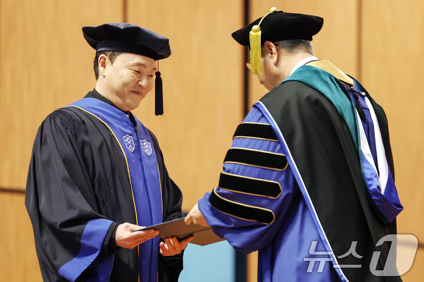 본문 이미지 - 가수 싸이(박재상)가 24일 서울 서대문구 연세대학교 대강당에서 열린 학위수여식에서 윤동섭 총장으로부터 명예졸업증서를 받으며 기뻐하고 있다. 2025.2.24/뉴스1 ⓒ News1 민경석 기자