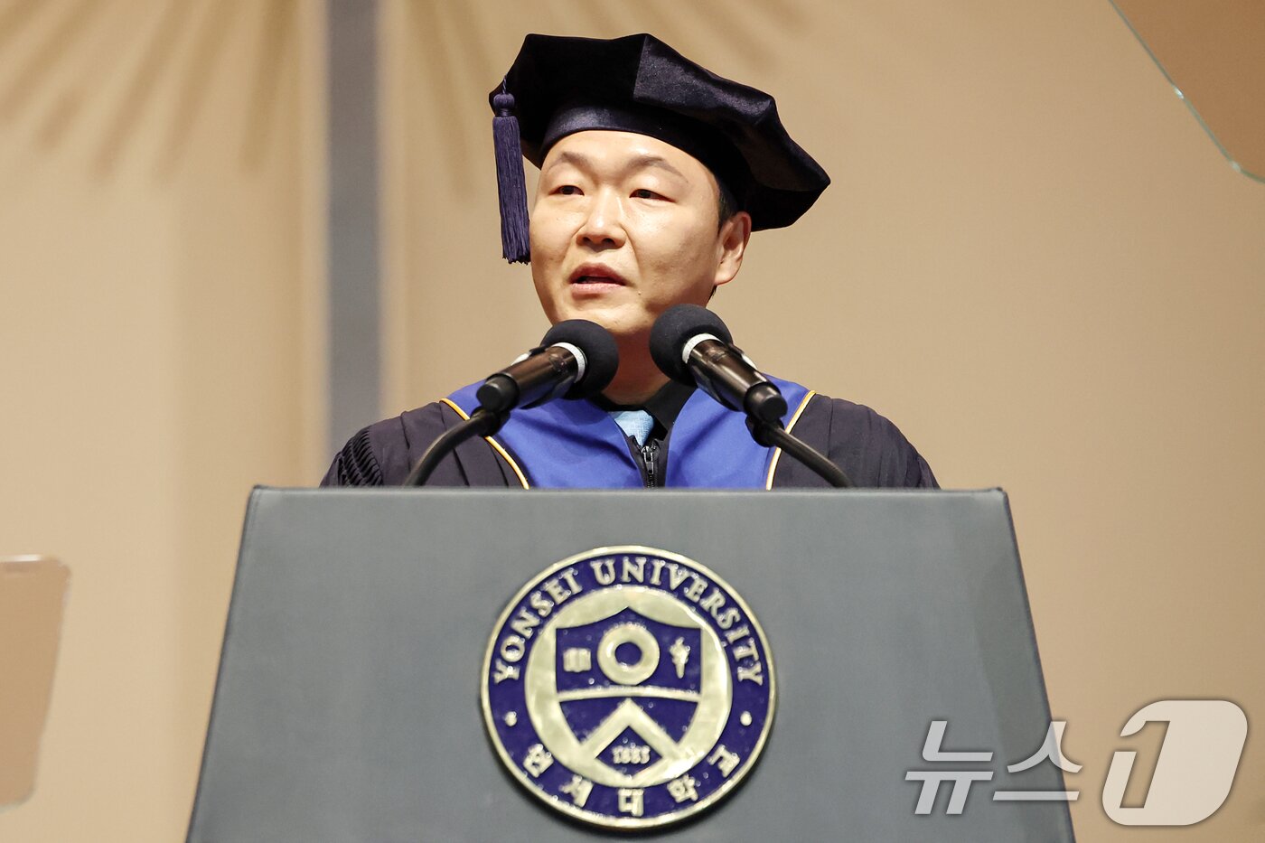 본문 이미지 - 가수 싸이(박재상)가 24일 서울 서대문구 연세대학교 대강당에서 열린 학위수여식에서 윤동섭 총장으로부터 명예졸업증서를 받은 뒤 소감을 밝히고 있다. 2025.2.24/뉴스1 ⓒ News1 민경석 기자