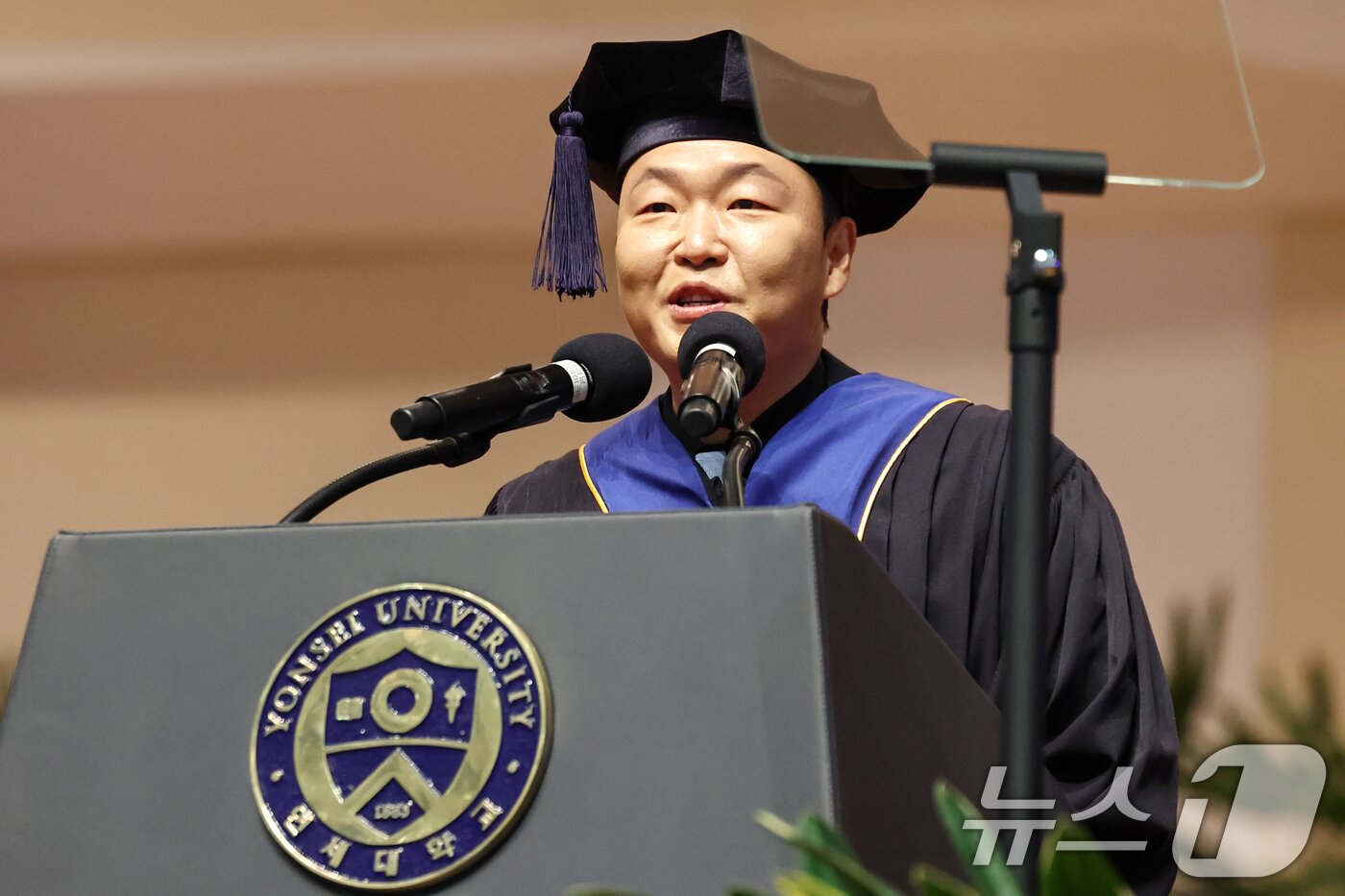 본문 이미지 - 가수 싸이(박재상)가 24일 서울 서대문구 연세대학교 대강당에서 열린 학위수여식에서 윤동섭 총장으로부터 명예졸업증서를 받은 뒤 소감을 밝히고 있다. 2025.2.24/뉴스1 ⓒ News1 민경석 기자