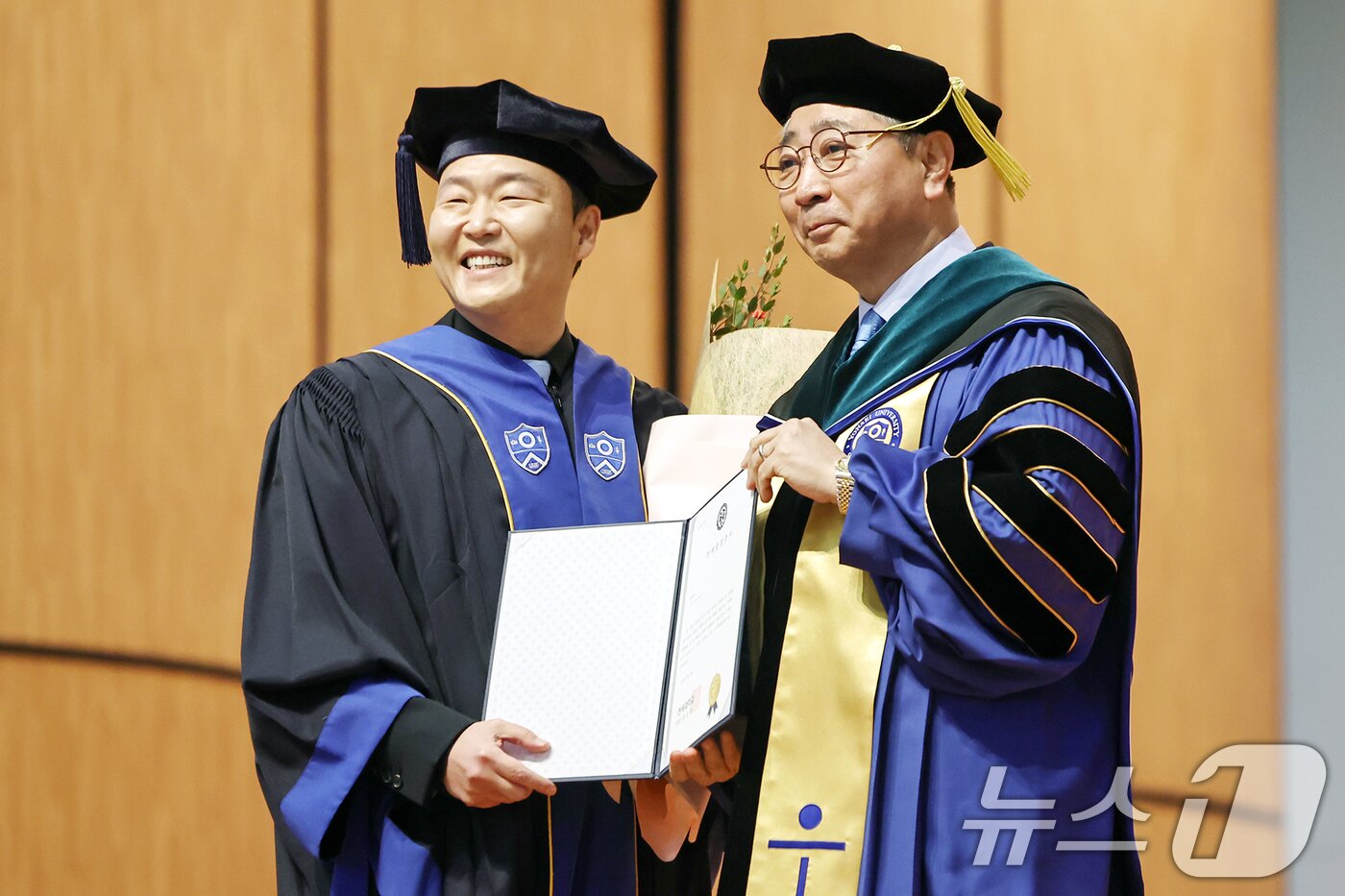 본문 이미지 - 가수 싸이(박재상)가 24일 서울 서대문구 연세대학교 대강당에서 열린 학위수여식에서 윤동섭 총장으로부터 명예졸업증서를 받고 있다. 2025.2.24/뉴스1 ⓒ News1 민경석 기자