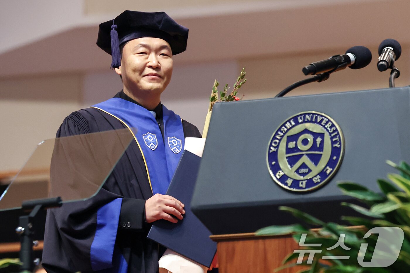 본문 이미지 - 가수 싸이(박재상)가 24일 서울 서대문구 연세대학교 대강당에서 열린 학위수여식에서 윤동섭 총장으로부터 명예졸업증서를 받은 뒤 소감을 전하기 위해 단상으로 향하고 있다. 2025.2.24/뉴스1 ⓒ News1 민경석 기자