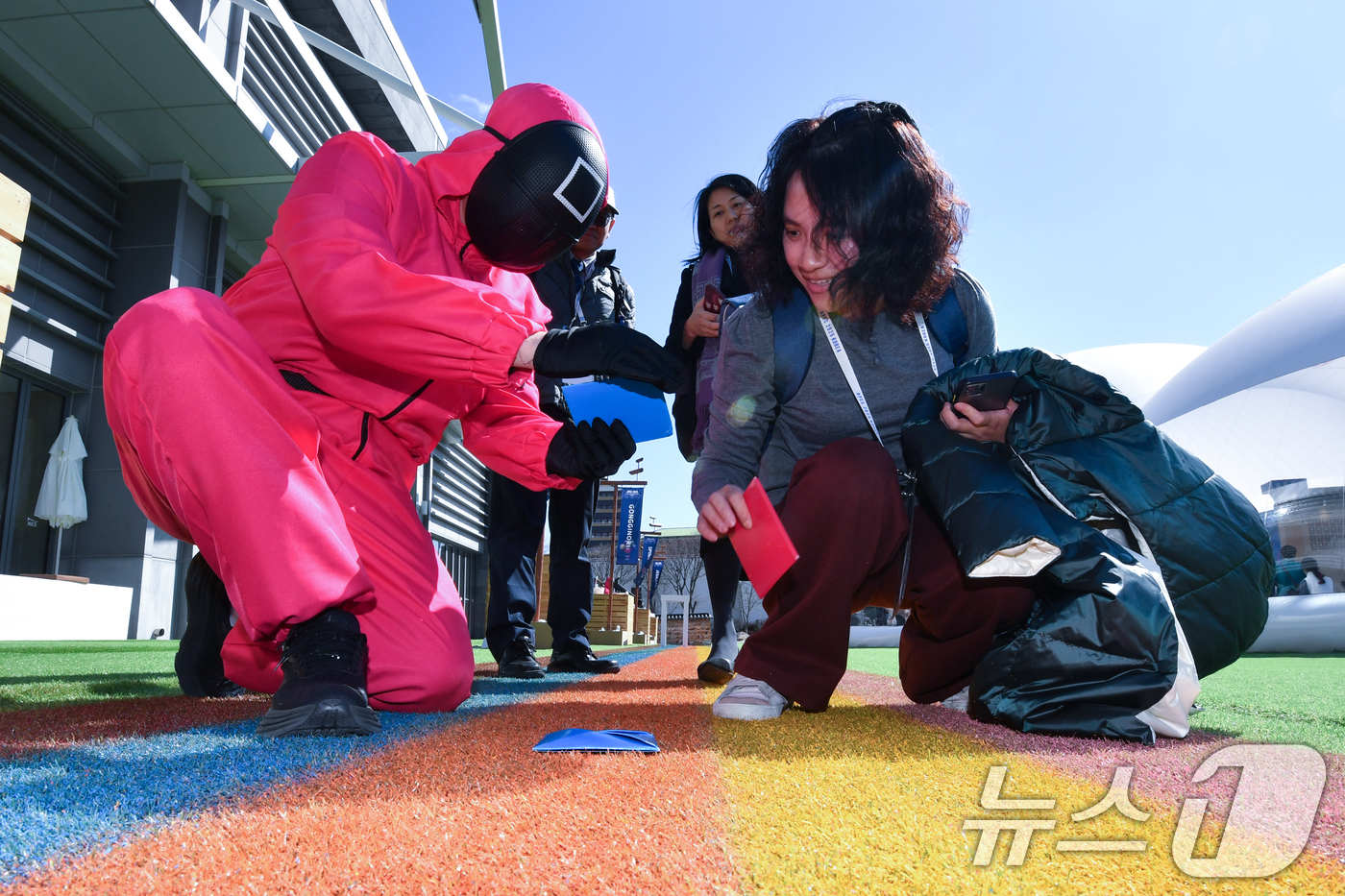 (경주=뉴스1) 최창호 기자 = APEC 2025 KOREA (SOM1) 고위관리회의 첫 날인 24일 오전 회의장인  경북 경주시 보문단지 내 경주컨벤션센터(HICO) 야외에 마련 …