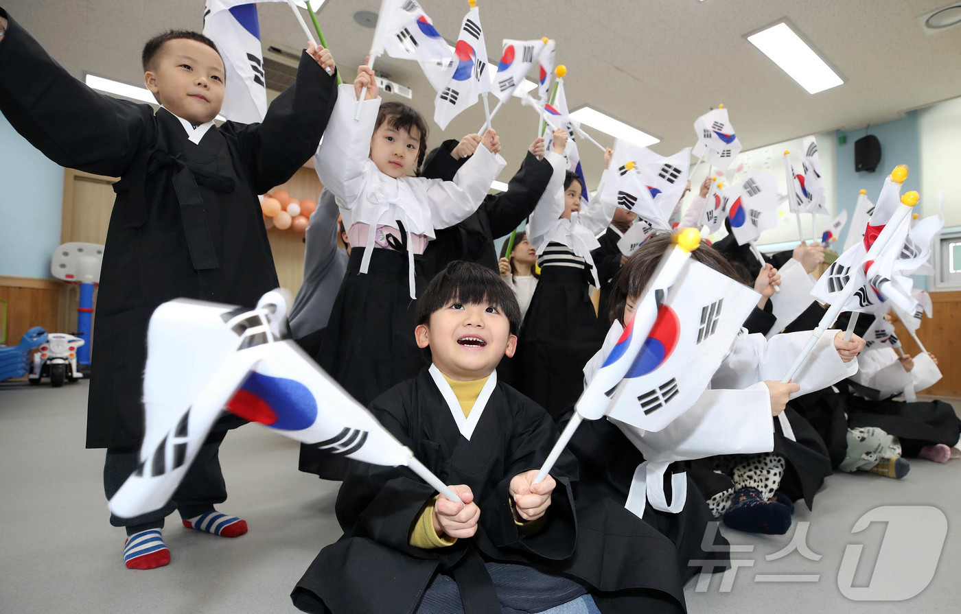 (광주=뉴스1) 박지현 기자 = 삼일절을 닷새 앞둔 24일 광주 북구청 직장어린이집에서 교사와 아이들이 3·1절 106주년을 기념해 태극기를 흔들며 삼일운동을 재연하고 있다. (광 …