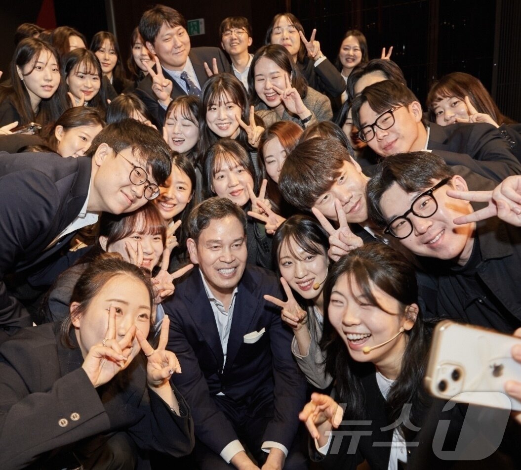 본문 이미지 - 정용진 신세계그룹 회장이 서울 중구 신세계남산에서 열린 2025년 신세계그룹 신입사원 수료식에서 신입사원들과 기념촬영을 하고 있다. &#40;신세계그룹 제공, 재판매 및 DB금지&#41; 2025.2.24/뉴스1