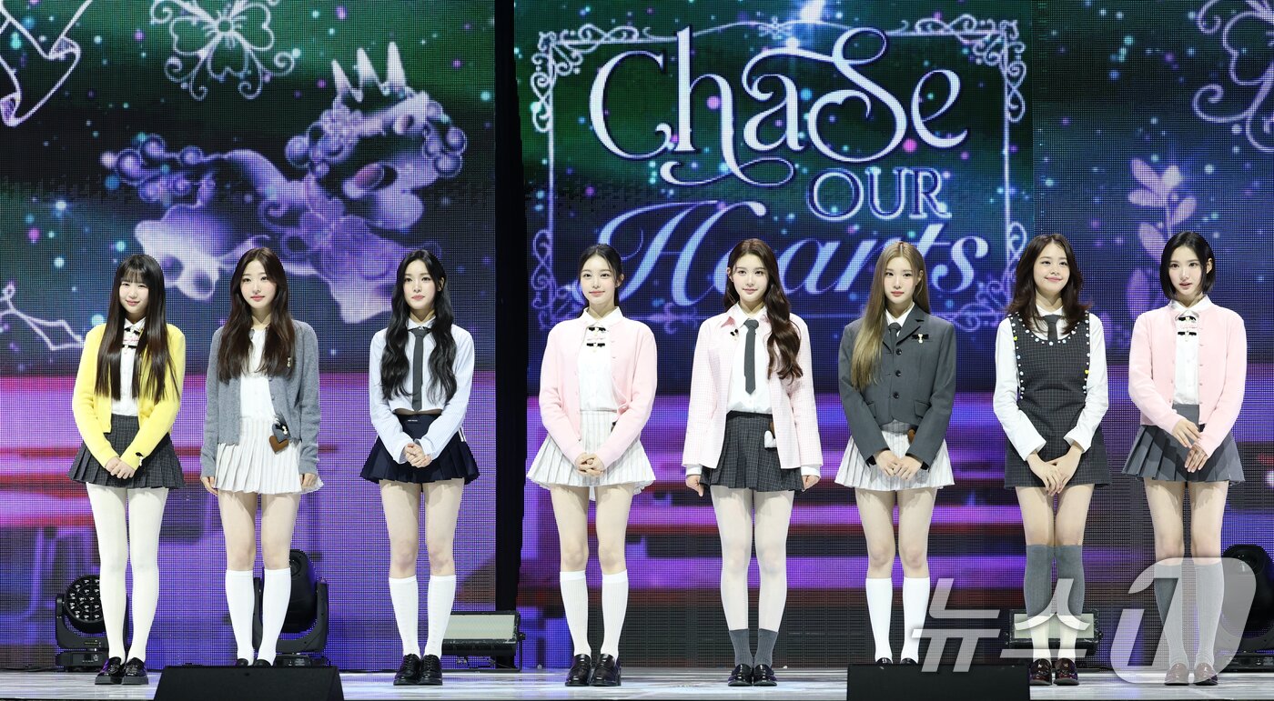 본문 이미지 - 그룹 하츠투하츠(Hearts2Hearts) 예온(왼쪽부터)과 스텔라, 유하, 이안, 에이나, 주은, 카르멘, 지우가 24일 서울 광진구 예스24 라이브홀에서 가진 첫 싱글 '더 체이스(The Chase)' 발매 쇼케이스에서 포즈를 취하고 있다. 2025.2.24/뉴스1 ⓒ News1 권현진 기자