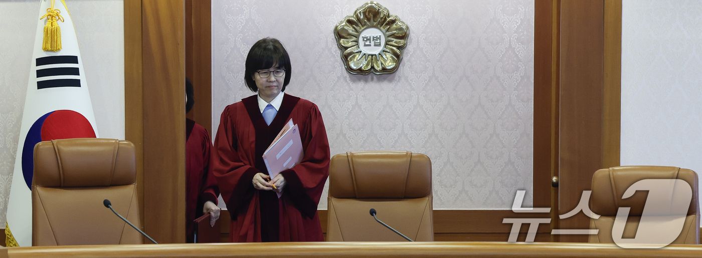 (서울=뉴스1) 김명섭 기자 = 이미선 헌법재판관이 24일 서울 종로구 헌법재판소 소심판정에서 열린 박성재 법무무 장관 탄핵심판 1차 변론준비기일에 입장하고 있다. (공동취재) 2 …