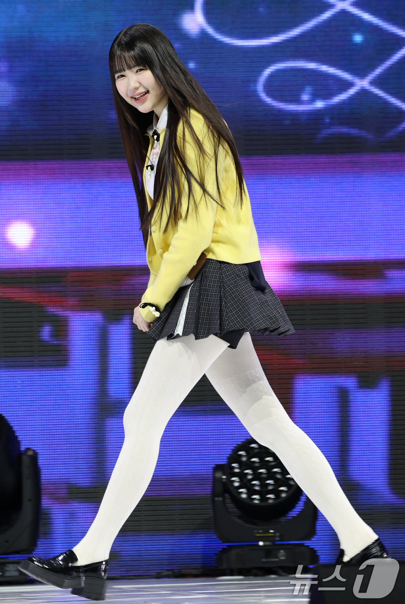 (서울=뉴스1) 권현진 기자 = 그룹 하츠투하츠(Hearts2Hearts) 예온이 24일 서울 광진구 예스24 라이브홀에서 가진 첫 싱글  '더 체이스(The Chase)' 발매 …