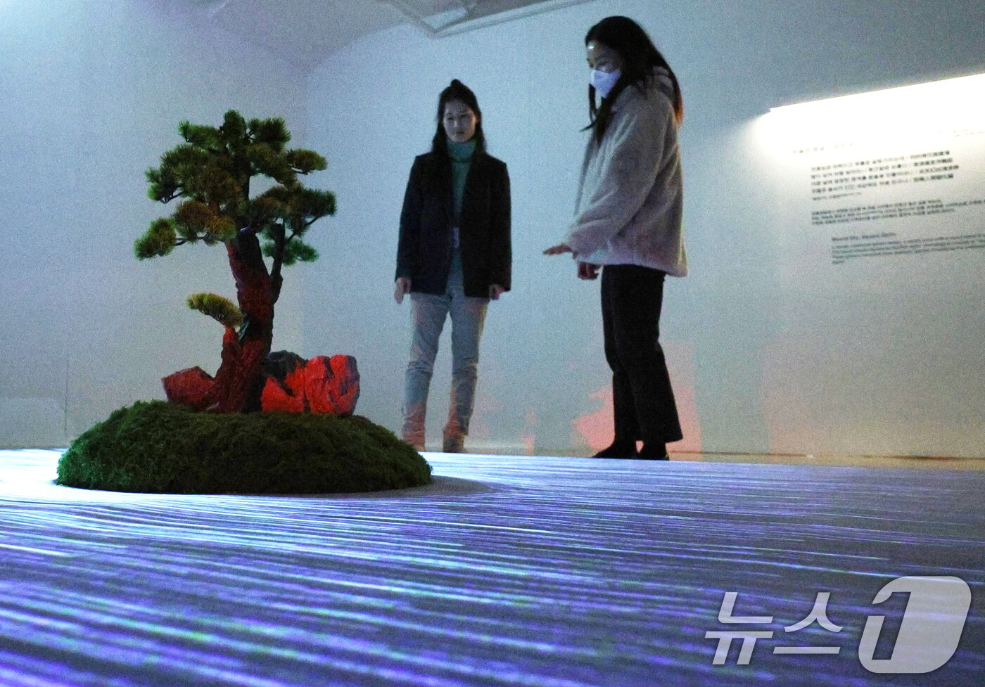 본문 이미지 - 24일 서울 종로구 세종문화회관 미술관에서 열린 미음완보 전통정원을 거닐다 전시회 언론공개회에서 참석자들이 미디어 콘텐츠를 관람하고 있다. 2025.2.24/뉴스1 ⓒ News1 신웅수 기자