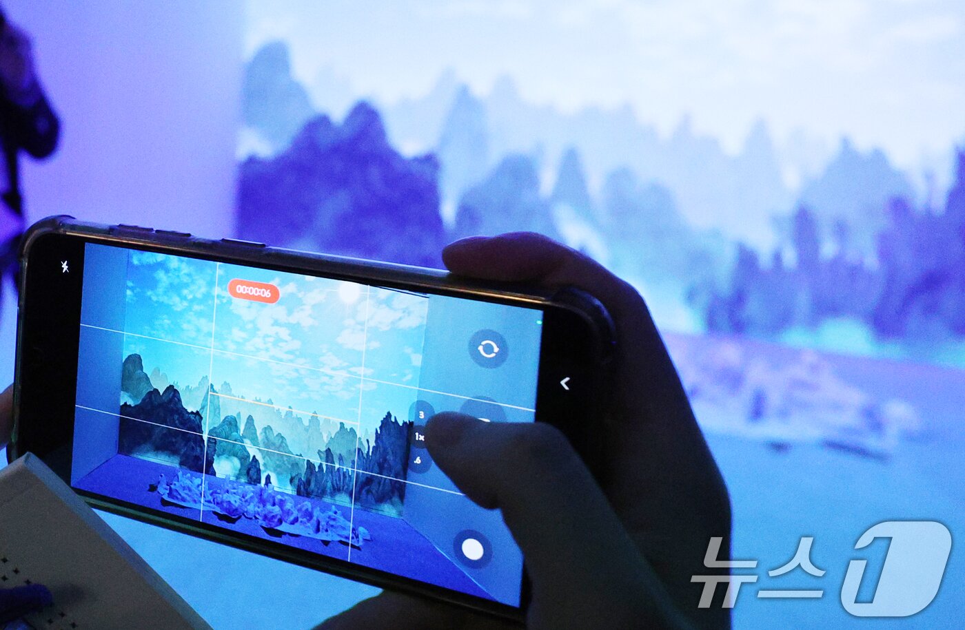 본문 이미지 - 24일 서울 종로구 세종문화회관 미술관에서 열린 미음완보 전통정원을 거닐다 전시회 언론공개회에서 참석자들이 미디어 콘텐츠를 관람하고 있다. 2025.2.24/뉴스1 ⓒ News1 신웅수 기자