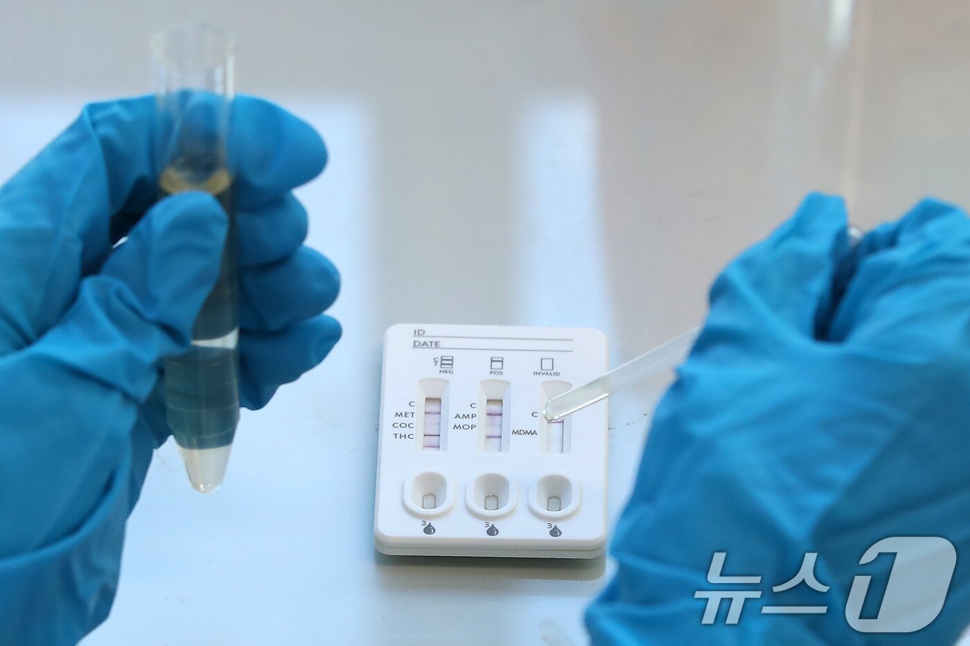 본문 이미지 - 24일 오후 대구 남구보건소 임상병리실에서 보건소 관계자가 의료용 마약류 검사키트를 이용해 마약 검사를 하고 있다. 2025.2.24/뉴스1 ⓒ News1 공정식 기자
