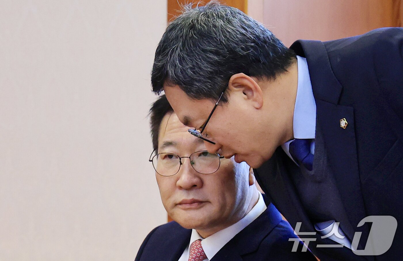본문 이미지 - 박성재 법무부 장관이 24일 오후 서울 종로구 헌법재판소에서 열린 탄핵심판 사건 변론준비기일에 출석하고 있다. &#40;공동취재&#41; 2025.2.24/뉴스1 ⓒ News1 김명섭 기자