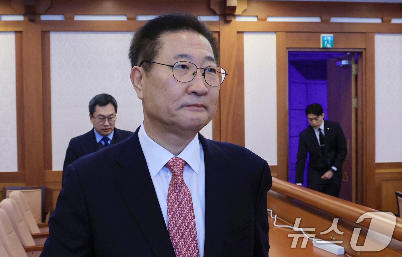 본문 이미지 - 박성재 법무부 장관이 24일 오후 서울 종로구 헌법재판소에서 열린 탄핵심판 사건 변론준비기일에 출석하고 있다. &#40;공동취재&#41; 2025.2.24/뉴스1 ⓒ News1 김명섭 기자