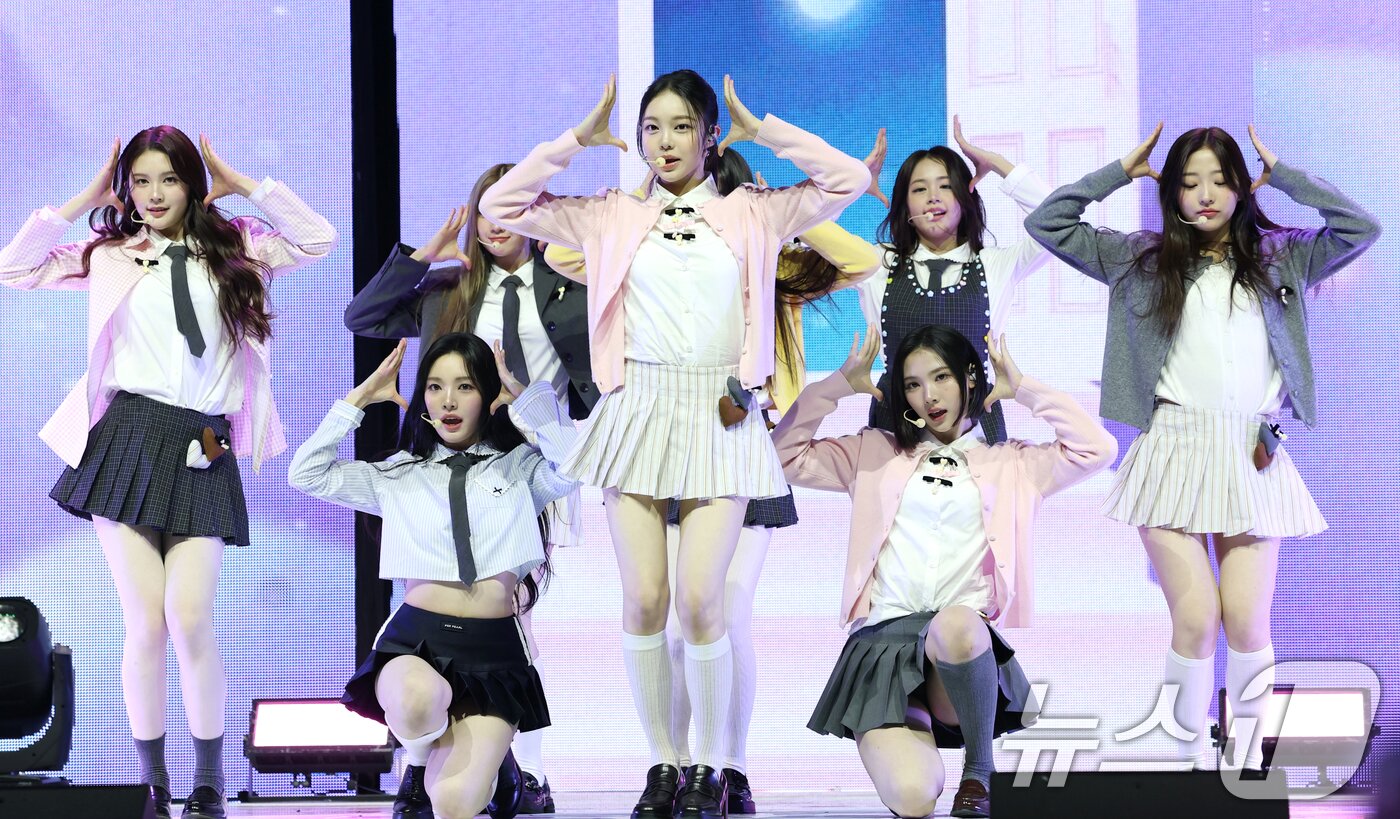 본문 이미지 - 그룹 하츠투하츠(Hearts2Hearts)가 24일 서울 광진구 예스24 라이브홀에서 가진 첫 싱글 '더 체이스(The Chase)' 발매 쇼케이스에서 신곡을 선보이고 있다. 2025.2.24/뉴스1 ⓒ News1 권현진 기자