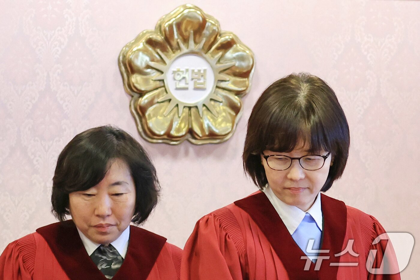 본문 이미지 - 24일 서울 종로구 헌법재판소 소심판정에서 열린 박성재 법무부 장관 탄핵 심판 첫 변론준비기일에 수명재판관인 정계선·이미선 재판관이 입장하고 있다. (공동취재) 2025.2.24/뉴스1 ⓒ News1 김명섭 기자