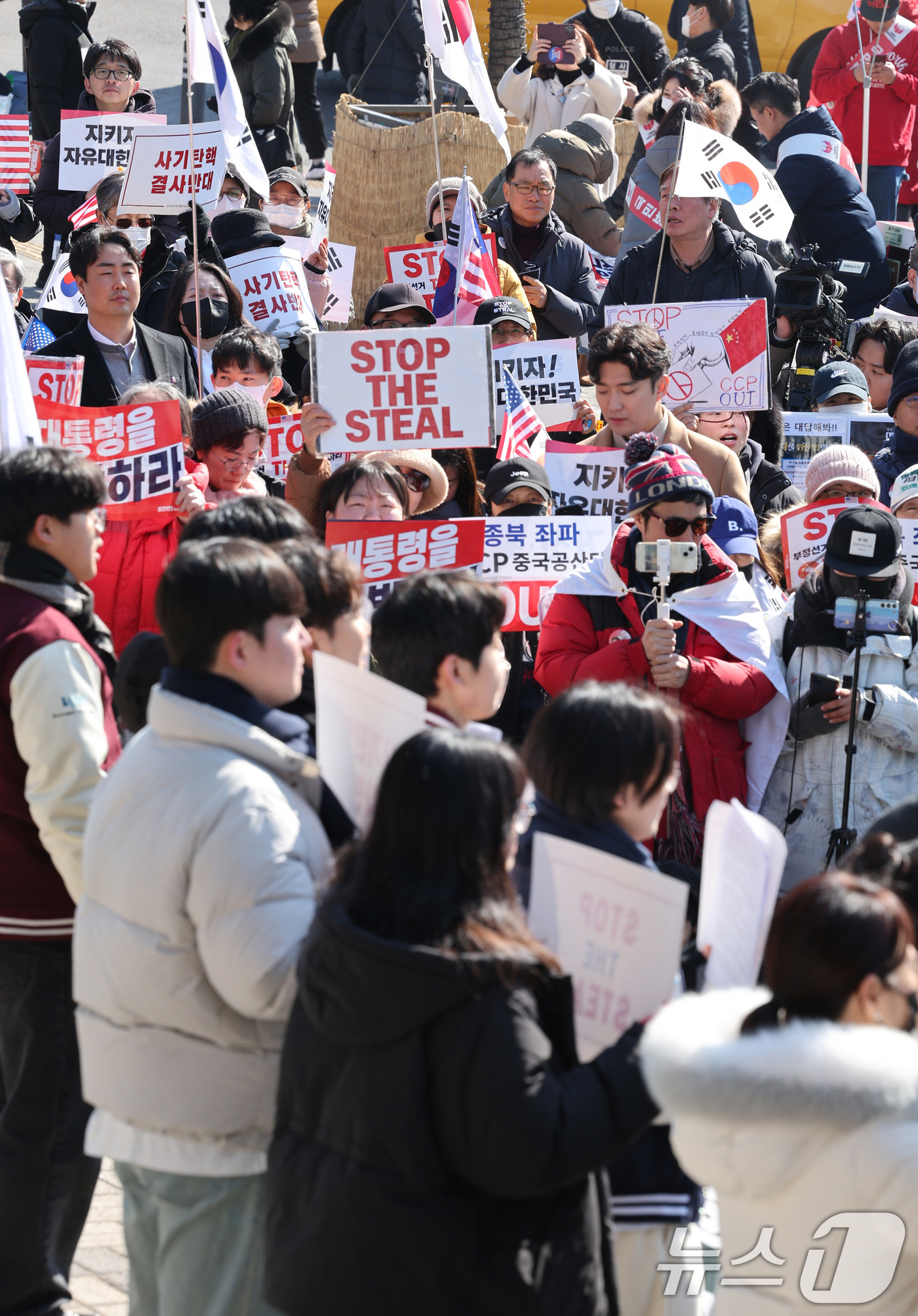 (서울=뉴스1) 신웅수 기자 = 24일 오후 서울 동작구 숭실대학교 앞에서 열린 윤석열 대통령 탄핵 반대 숭실인 시국선언에서 참가자들이 피켓을 들고 있다. 2025.2.24/뉴스1 …