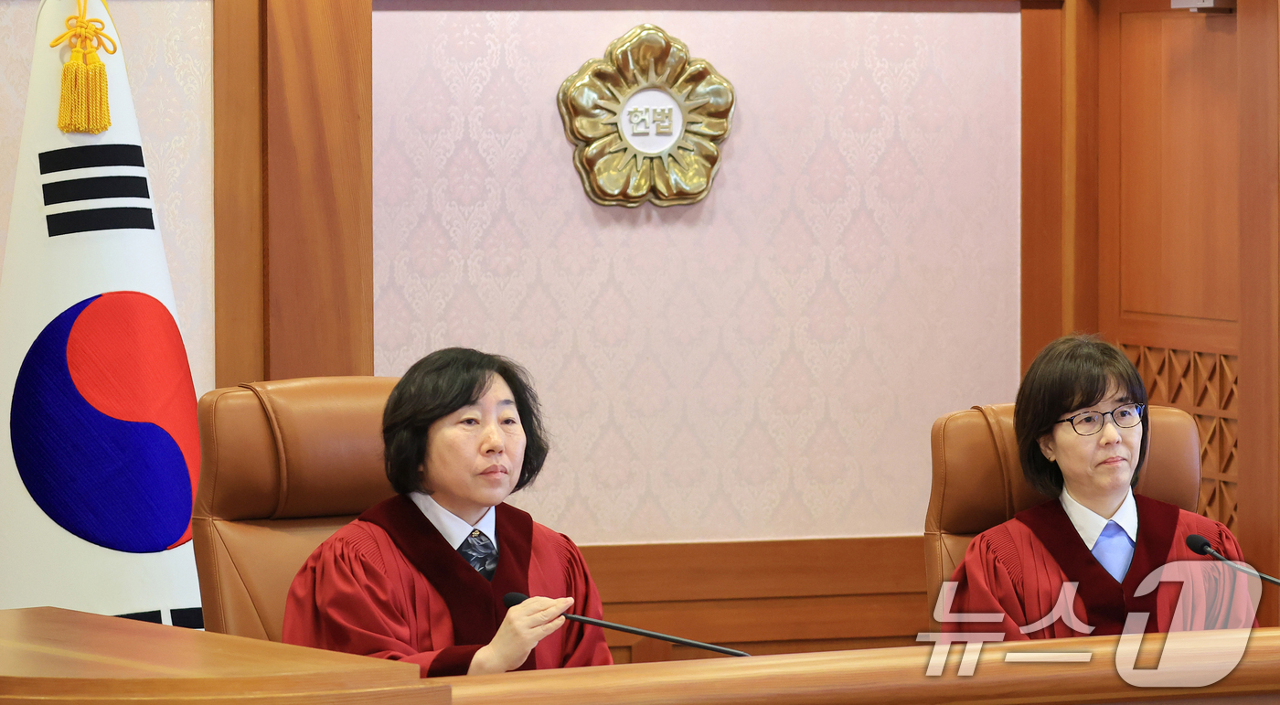 (서울=뉴스1) 김명섭 기자 = 이미선 헌법재판관과 정계선 헌법재판관이 24일 서울 종로구 헌법재판소 소심판정에서 열린 박성재 법무무 장관 탄핵심판 1차 변론준비기일에 자리해 있다 …