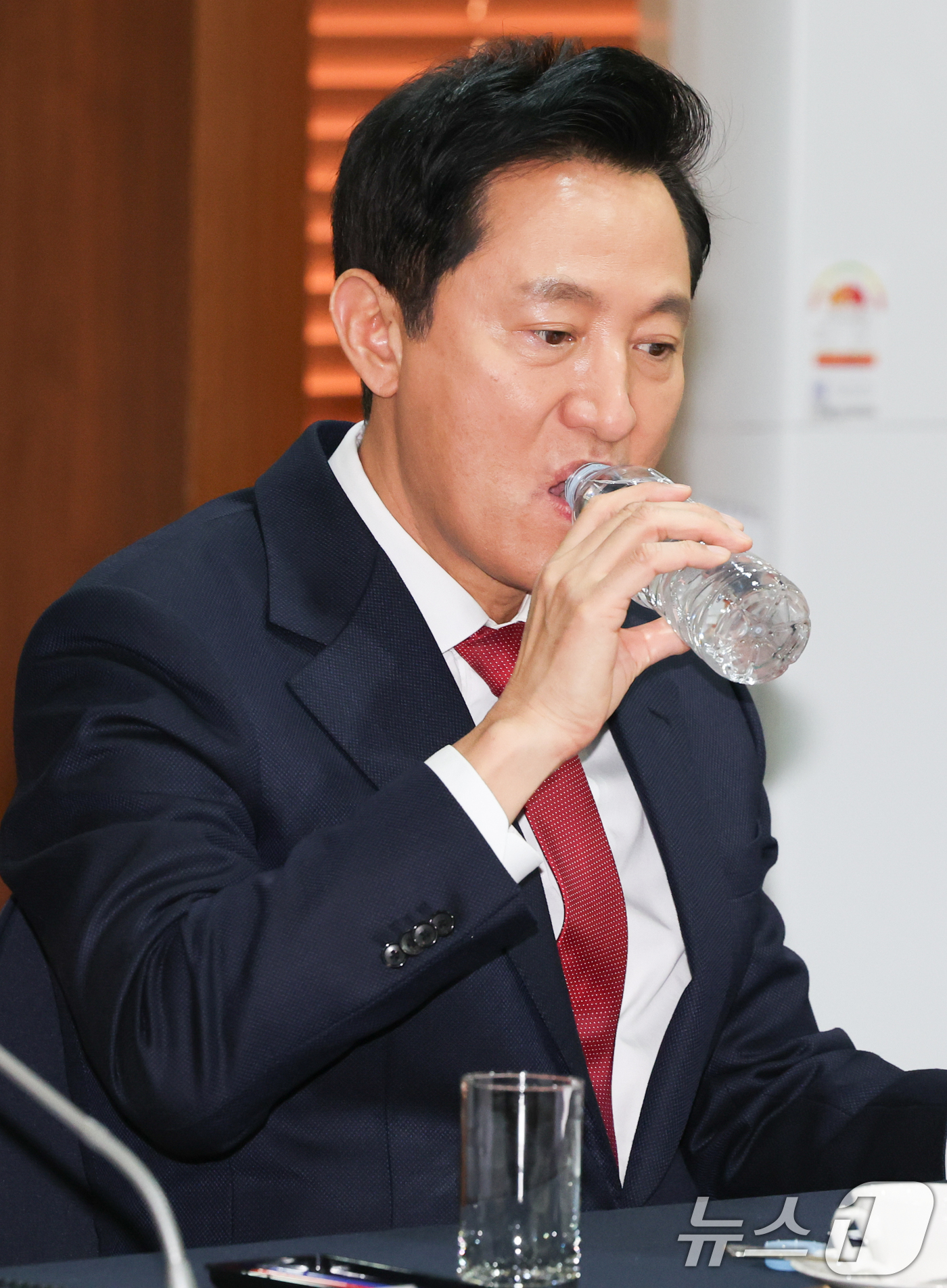 (서울=뉴스1) 허경 기자 = 오세훈 서울시장이 24일 서울 중구 프레스센터에서 열린 제1차 서울혁신대학지원위원회 회의에서 물을 마시고 있다. 2025.2.24/뉴스1