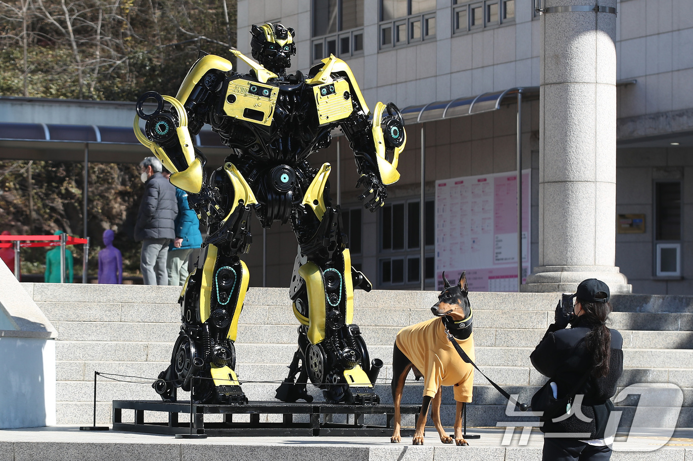 (대구=뉴스1) 공정식 기자 = 24일 대구 북구 관음동 어울아트센터에서 정크아트(Junk Art) 야외 전시 '잇-다'가 개막해 폐품과 쓰레기. 잡동사니 등을 재료로 만든 미술 …