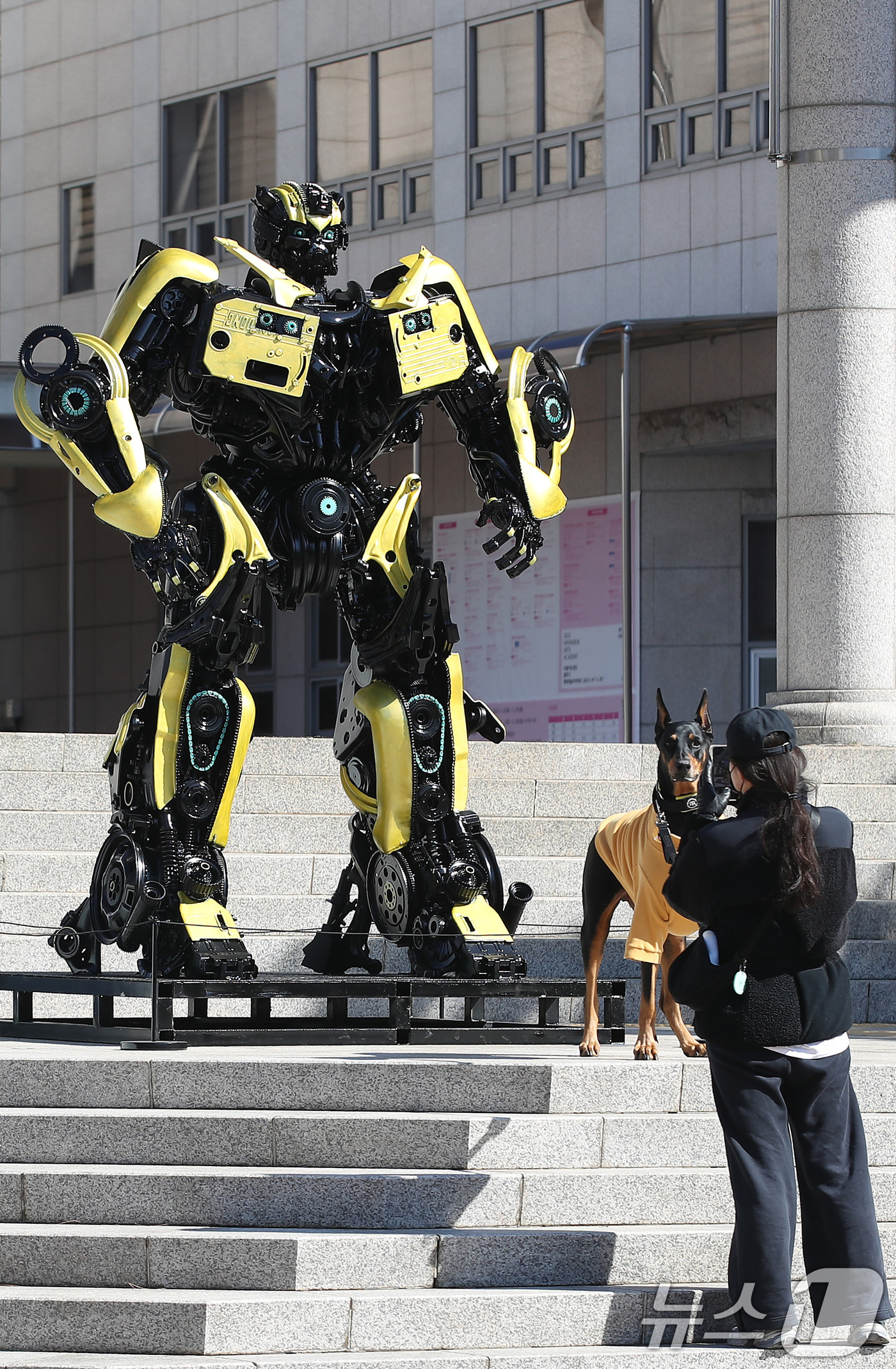 (대구=뉴스1) 공정식 기자 = 24일 대구 북구 관음동 어울아트센터에서 정크아트(Junk Art) 야외 전시 '잇-다'가 개막해 폐품과 쓰레기. 잡동사니 등을 재료로 만든 미술 …