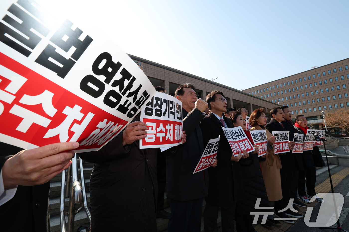 (과천=뉴스1) 김영운 기자 = 국민의힘 의원들이 24일 오후 경기 과천시 정부과천청사 민원실 앞에서 '영장 기각 은폐 의혹' 관련 공수처를 규탄하며 항의 방문을 하고 있다. 20 …